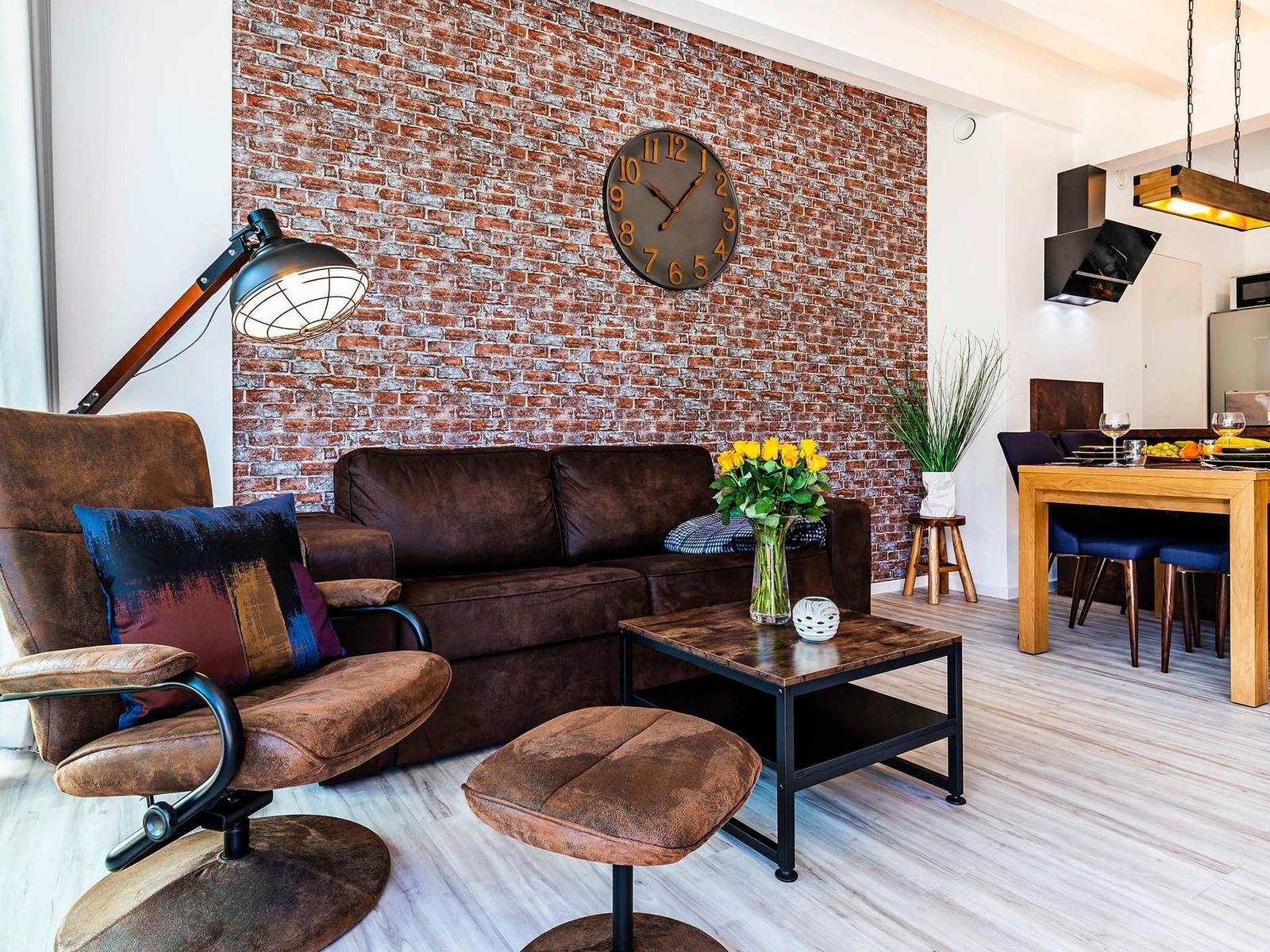 Wohnzimmer: Schlafcouch (140x200), Relax-Sessel, Smart-TV, Ausgang zur Terrasse (Seeseite)