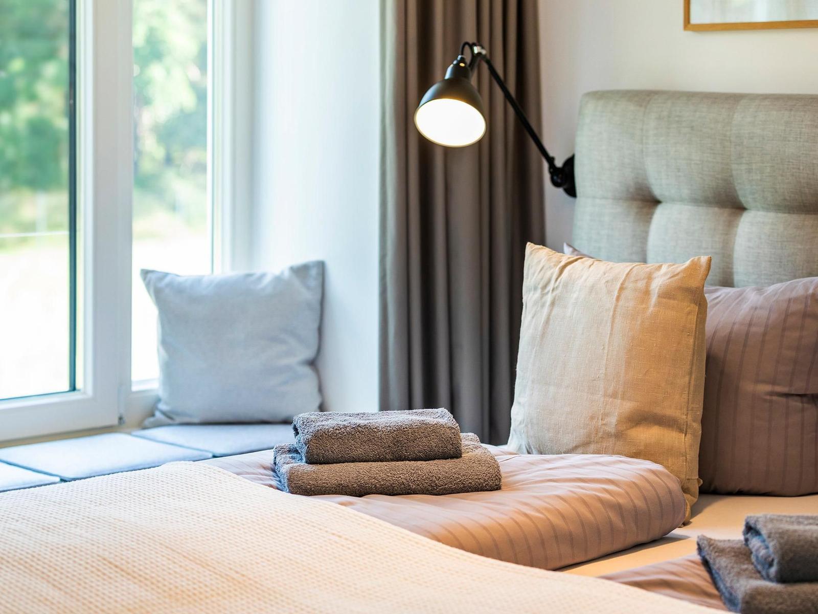 Schlafzimmer 1 (Seeseite): 1 Doppelbett (180x200), TV-Flachbild, Zugang zum Balkon