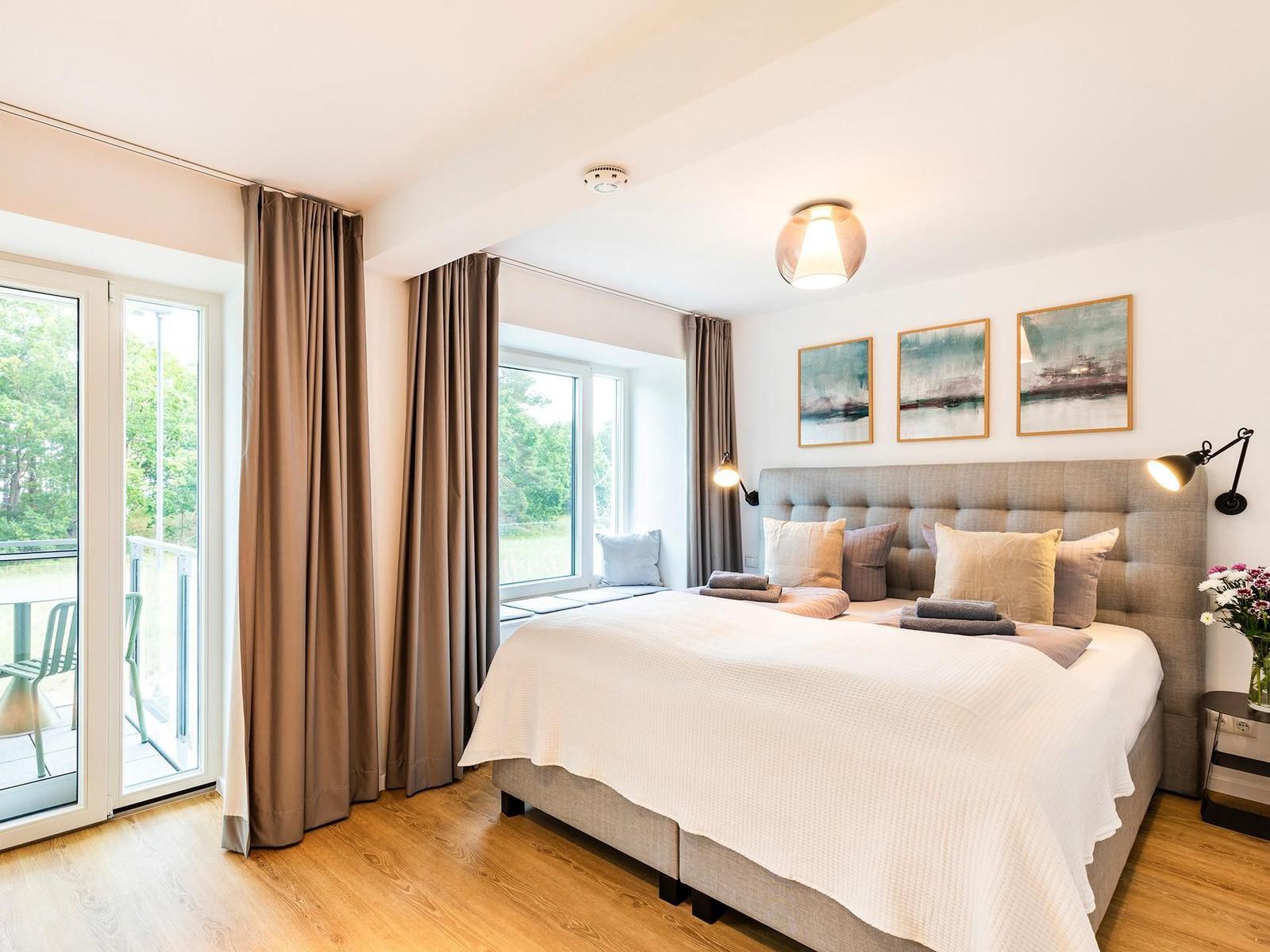 Schlafzimmer 1 (Seeseite): 1 Doppelbett (180x200), TV-Flachbild, Zugang zum Balkon