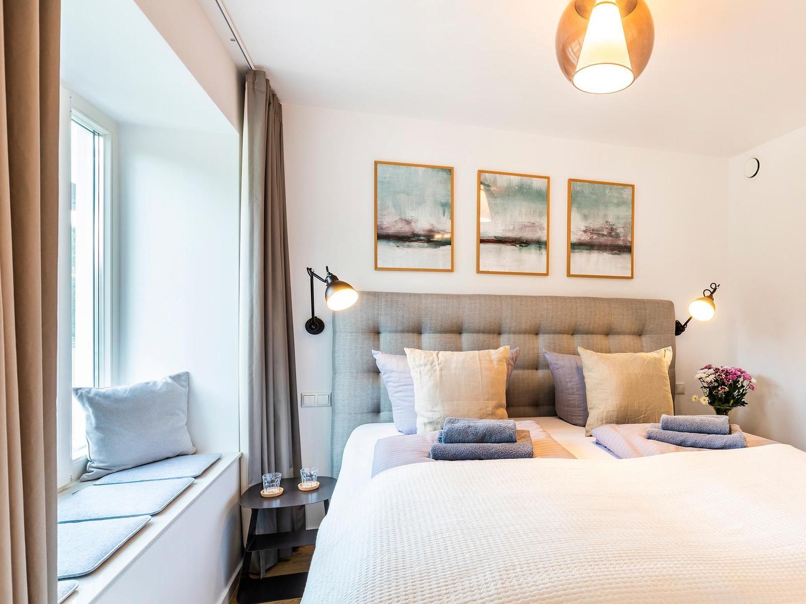 Schlafzimmer 2 (Landseite): 1 Doppelbett (180x200), Schlafsessel (90x200), TV-Flachbild