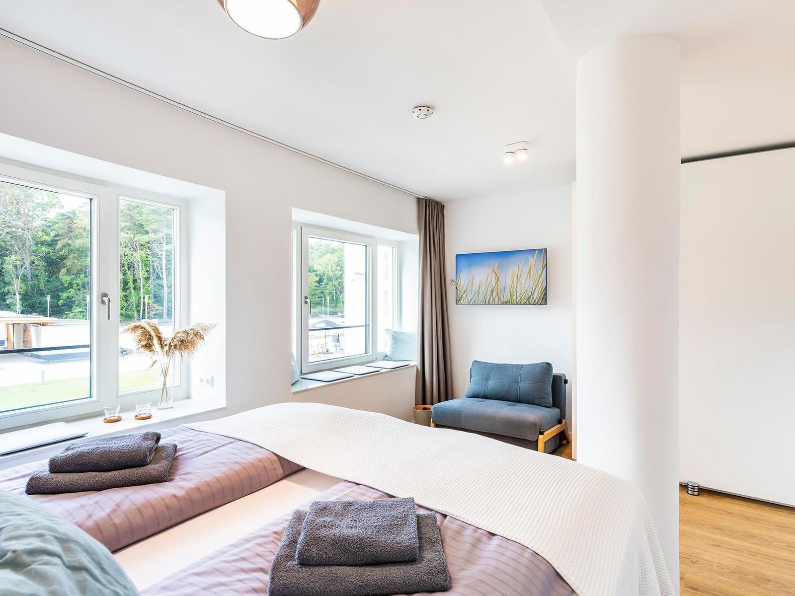 Schlafzimmer 2 (Landseite): 1 Doppelbett (180x200), Schlafsessel (90x200), TV-Flachbild