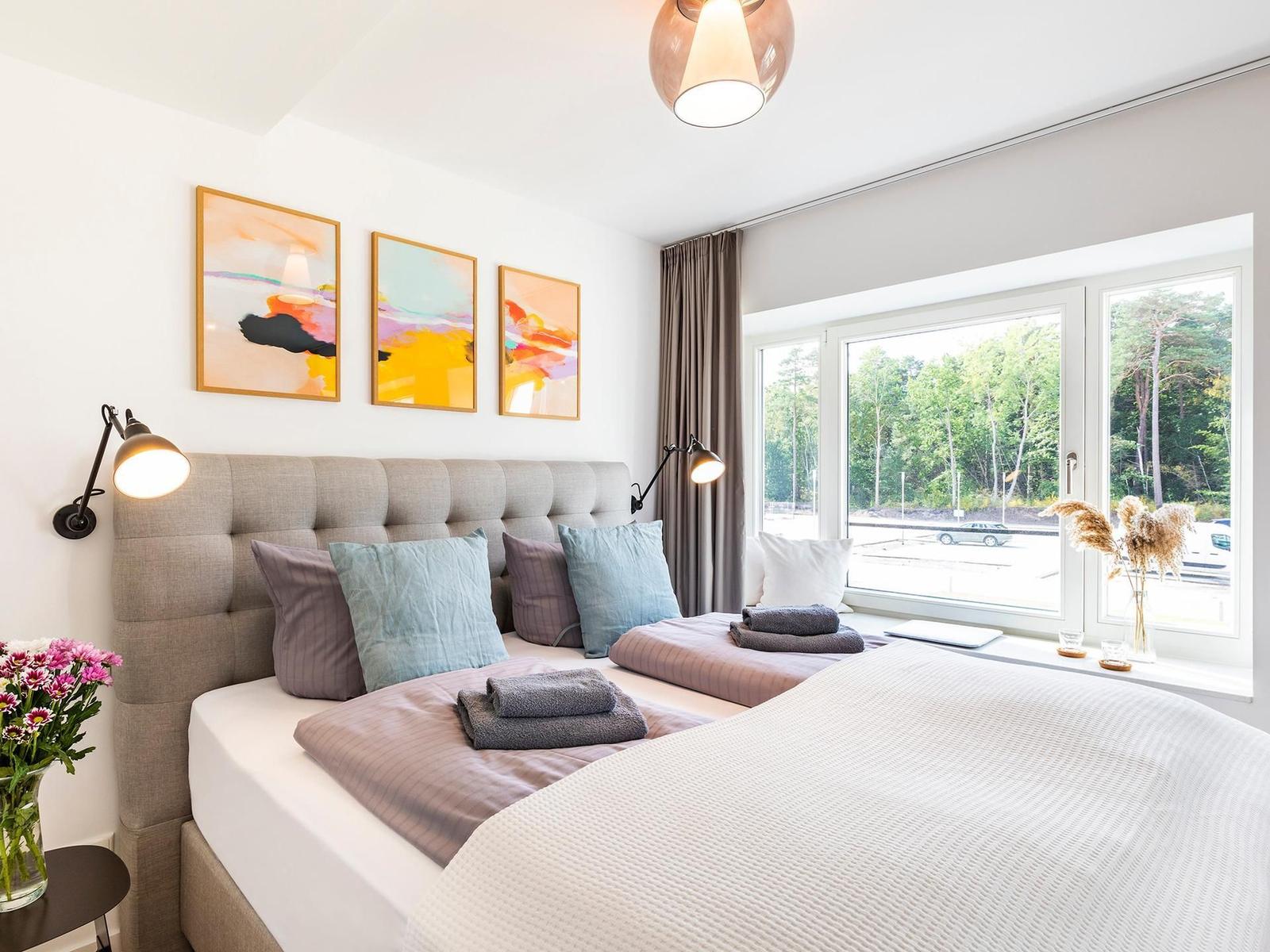 Schlafzimmer 2 (Landseite): 1 Doppelbett (180x200), Schlafsessel (90x200), TV-Flachbild