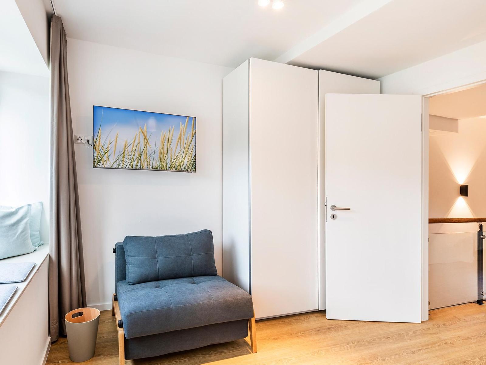 Schlafzimmer 2 (Landseite): 1 Doppelbett (180x200), Schlafsessel (90x200), TV-Flachbild