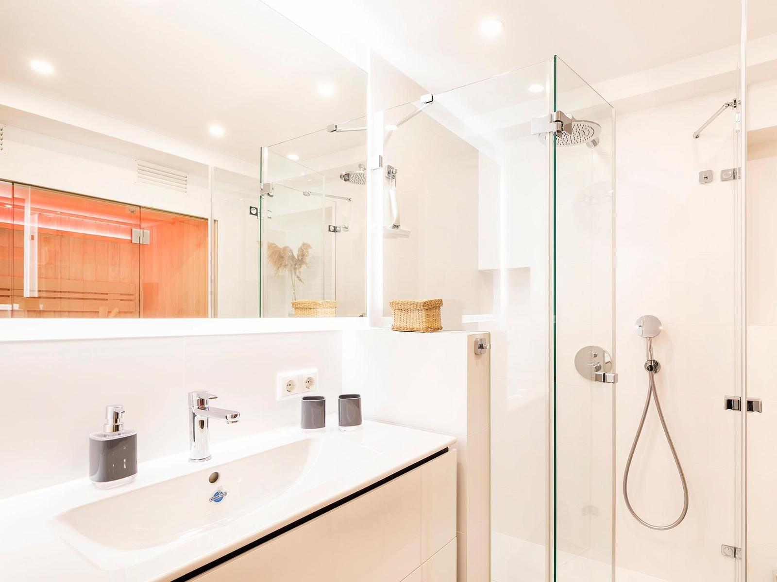 Badezimmer 1: Sauna, Regendusche, WC, Waschbecken, Haartrockner