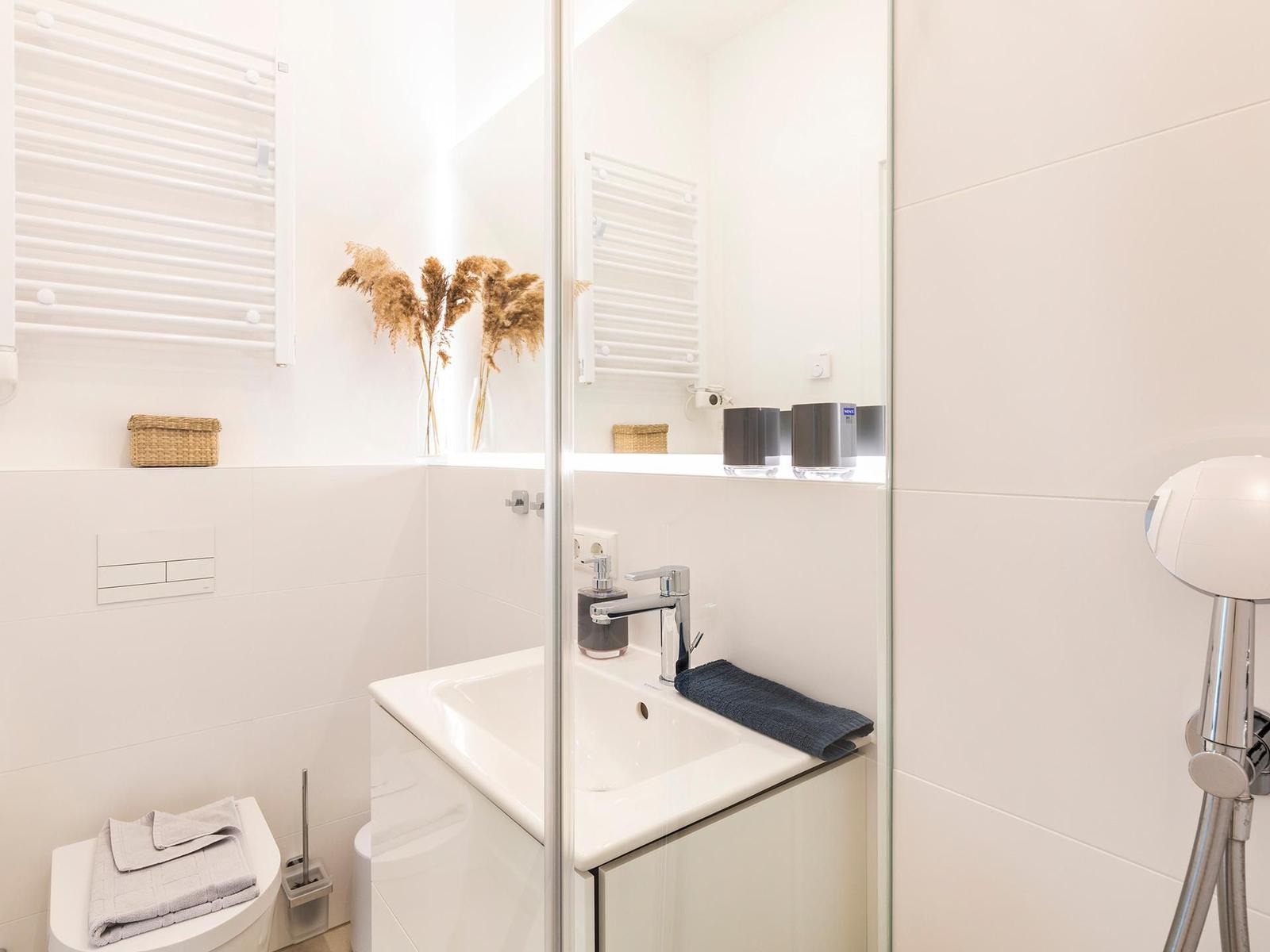 Badezimmer 1: Sauna, Regendusche, WC, Waschbecken, Haartrockner