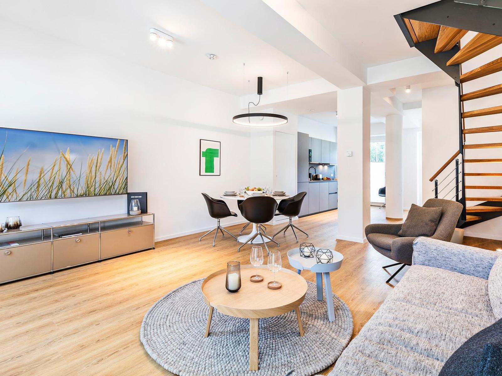 Wohn/Essbereich: Sofa, Sitzbereich, Essbereich, TV-Flachbild, Zugang zur Terrasse
