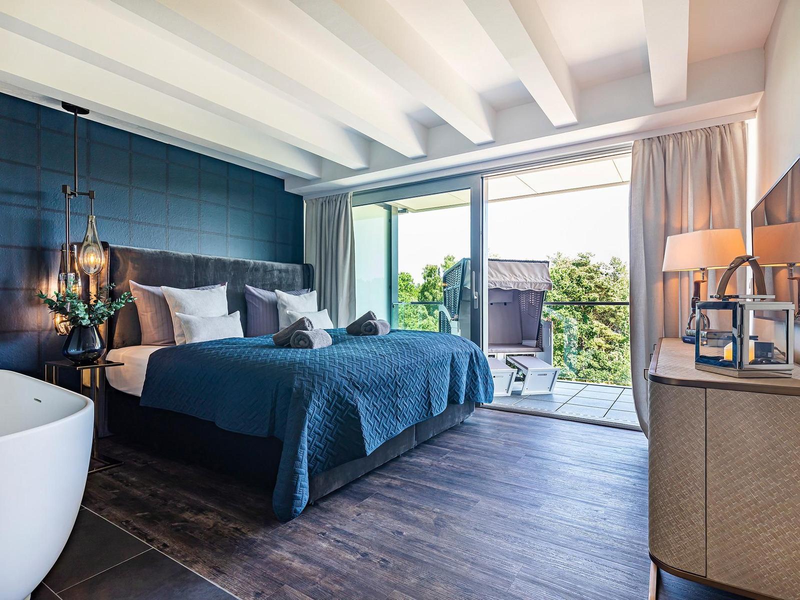 Schlafzimmer 1: Doppelbett (180x200), TV, freistehende Badewanne, Zugang zum Balkon