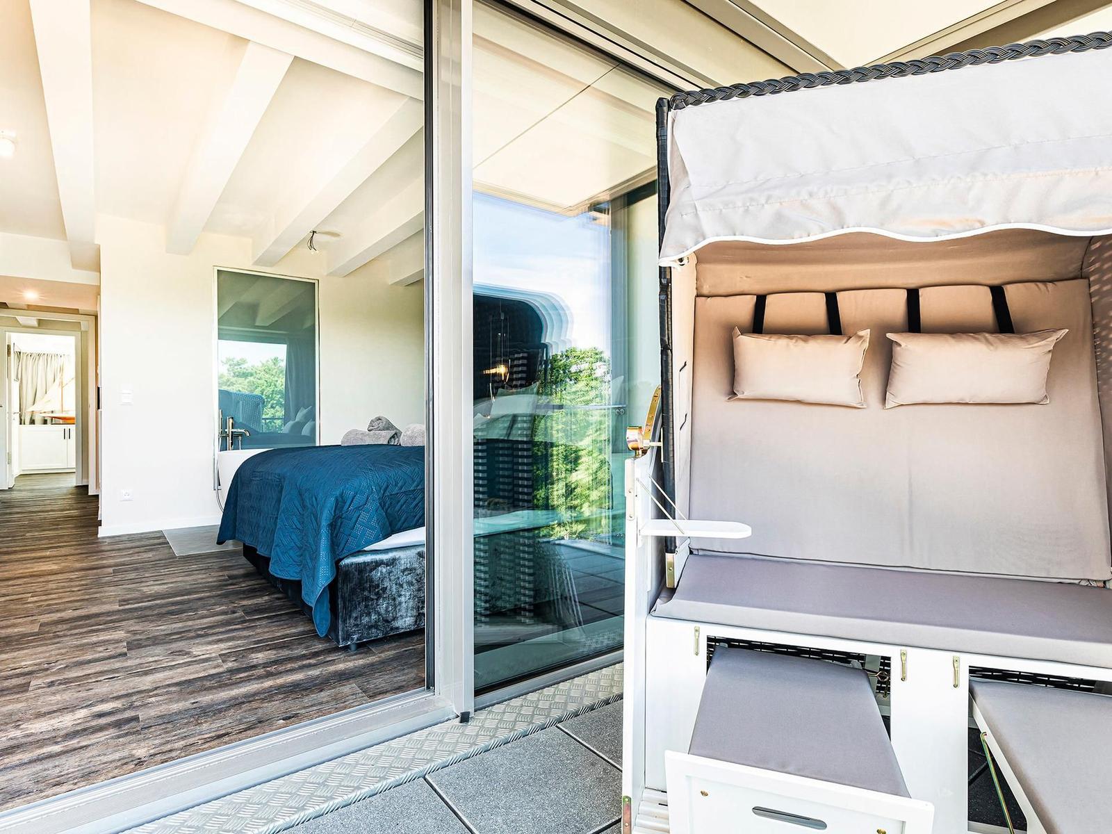 Schlafzimmer 1: Doppelbett (180x200), TV, freistehende Badewanne, Zugang zum Balkon