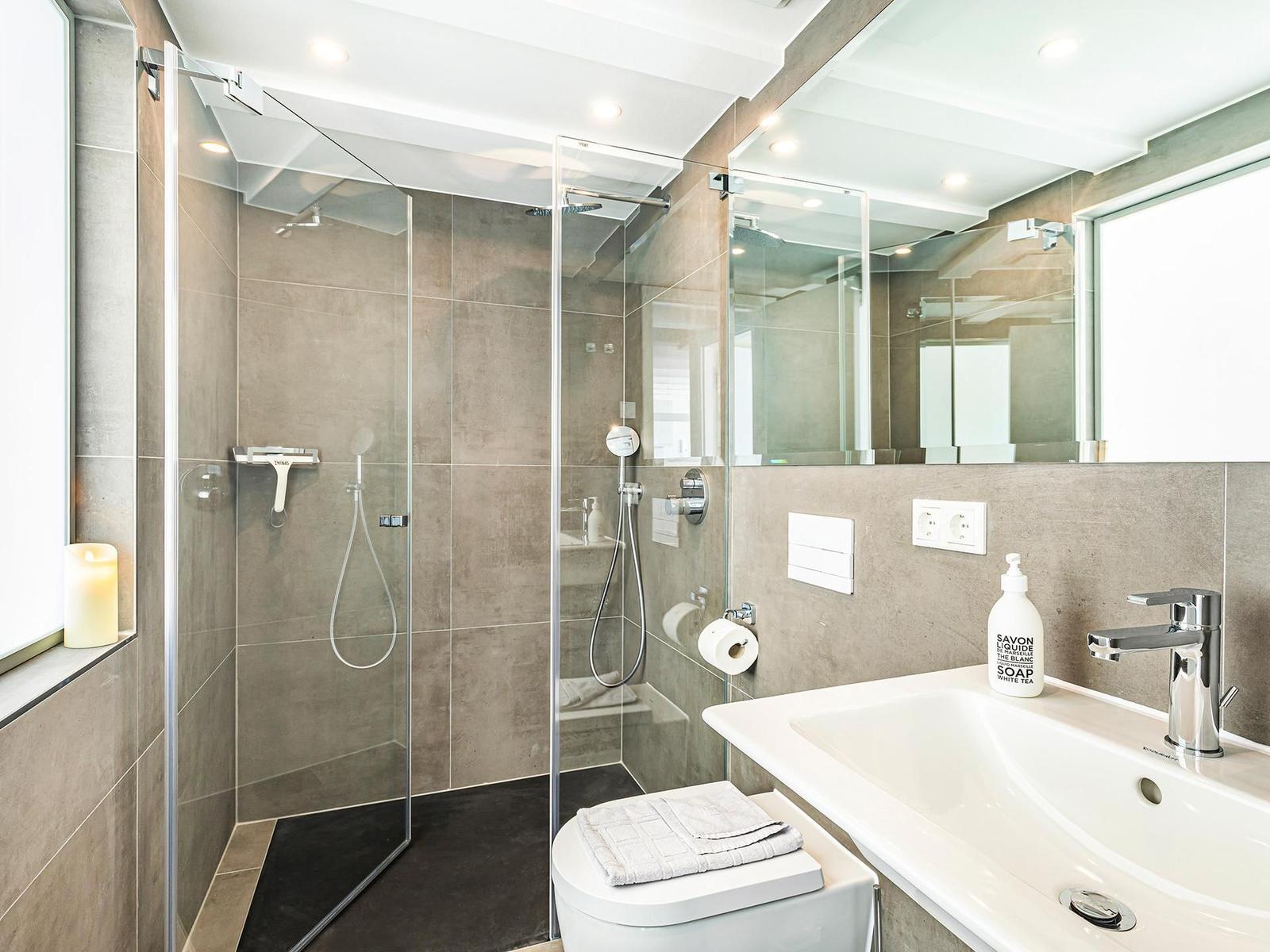 Badezimmer 1: Regendusche, WC