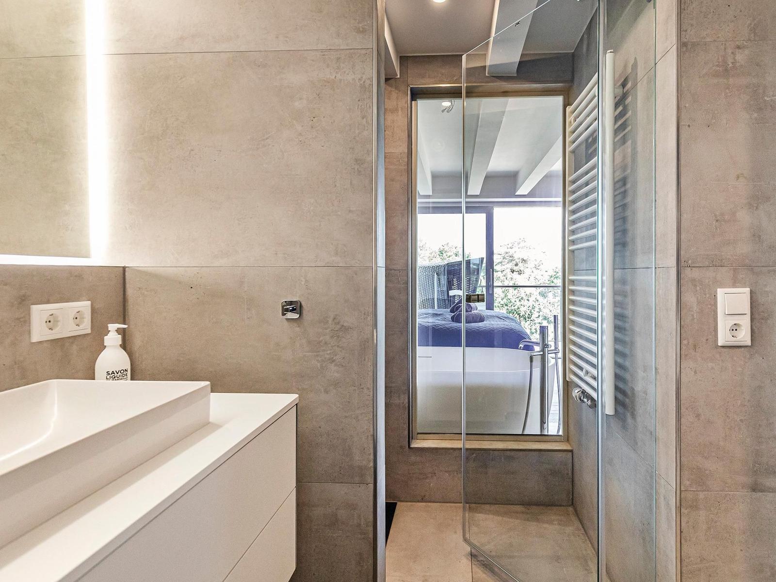 Badezimmer 1: Regendusche, WC
