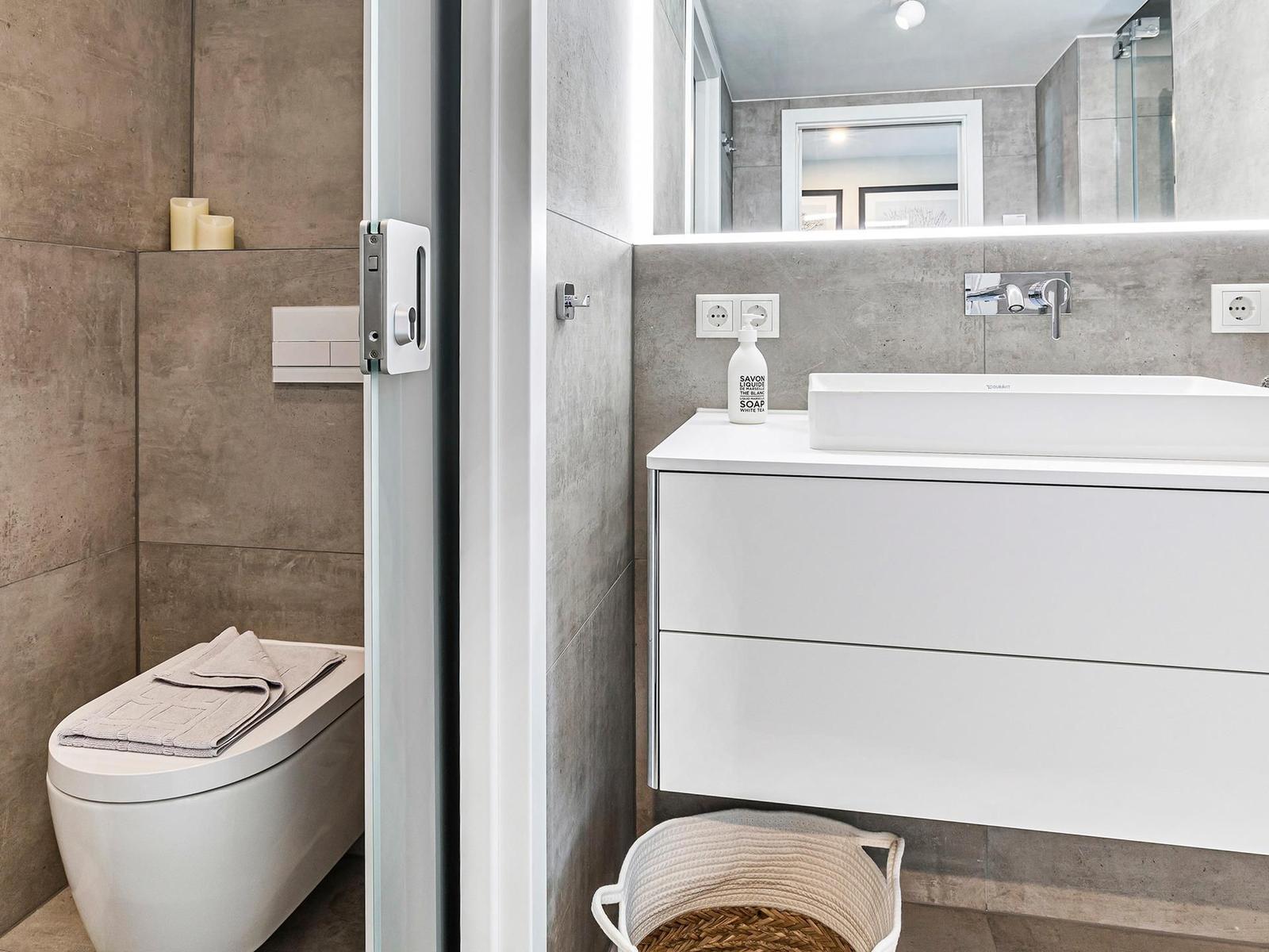 Badezimmer 2: Regendusche, WC