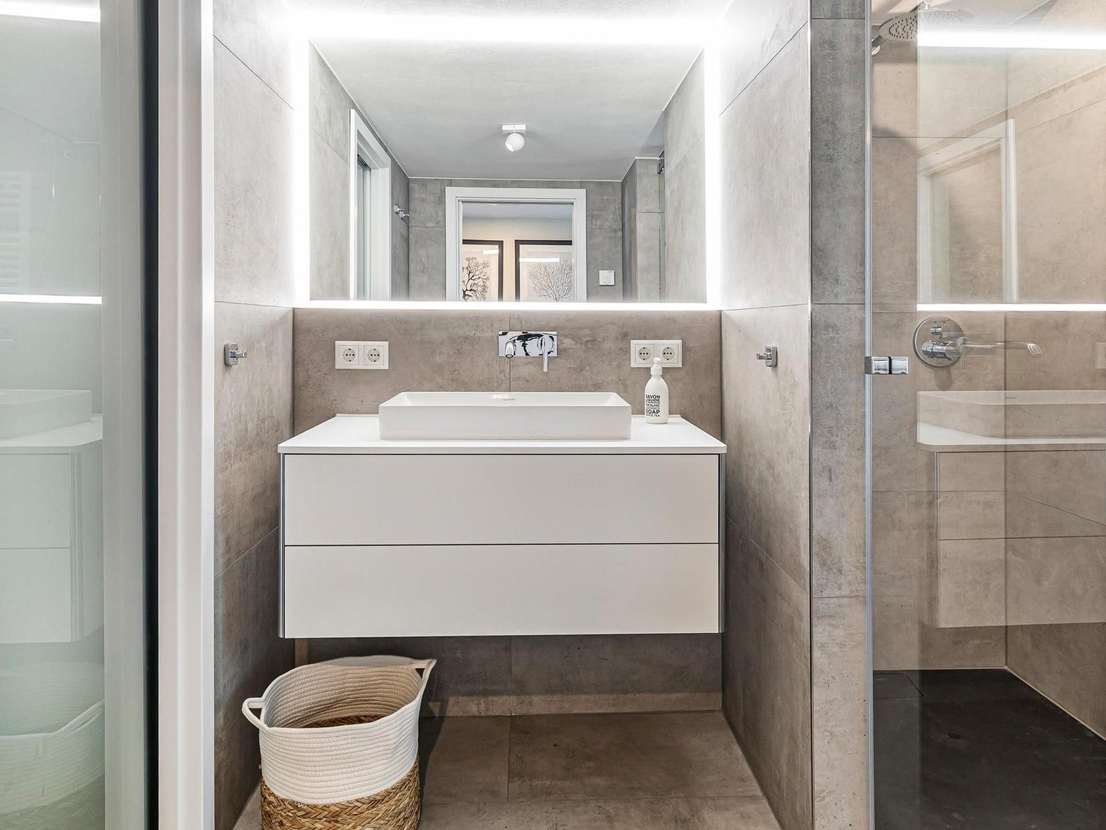 Badezimmer 2: Regendusche, WC