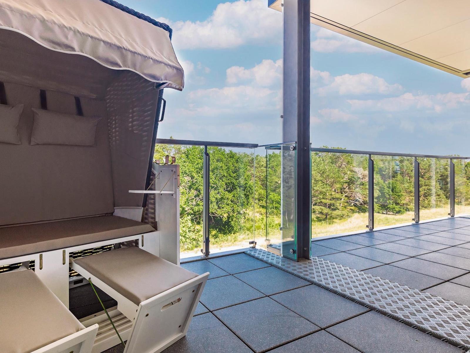Terrasse mit Liege und Blick auf Wald