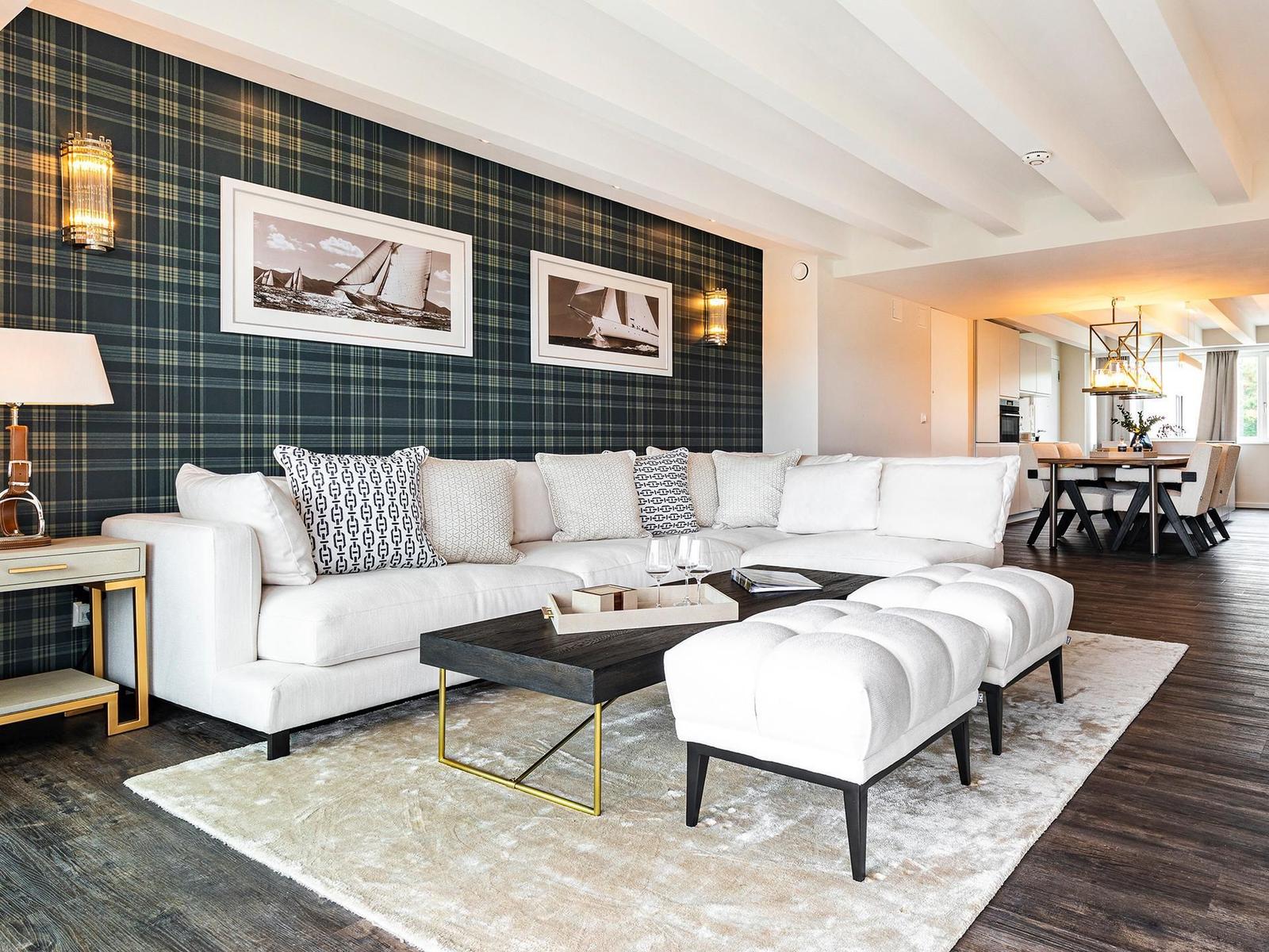 Wohn/Essbereich: Sofa, Sitzbereich, TV, Essbereich, Zugang zum Balkon