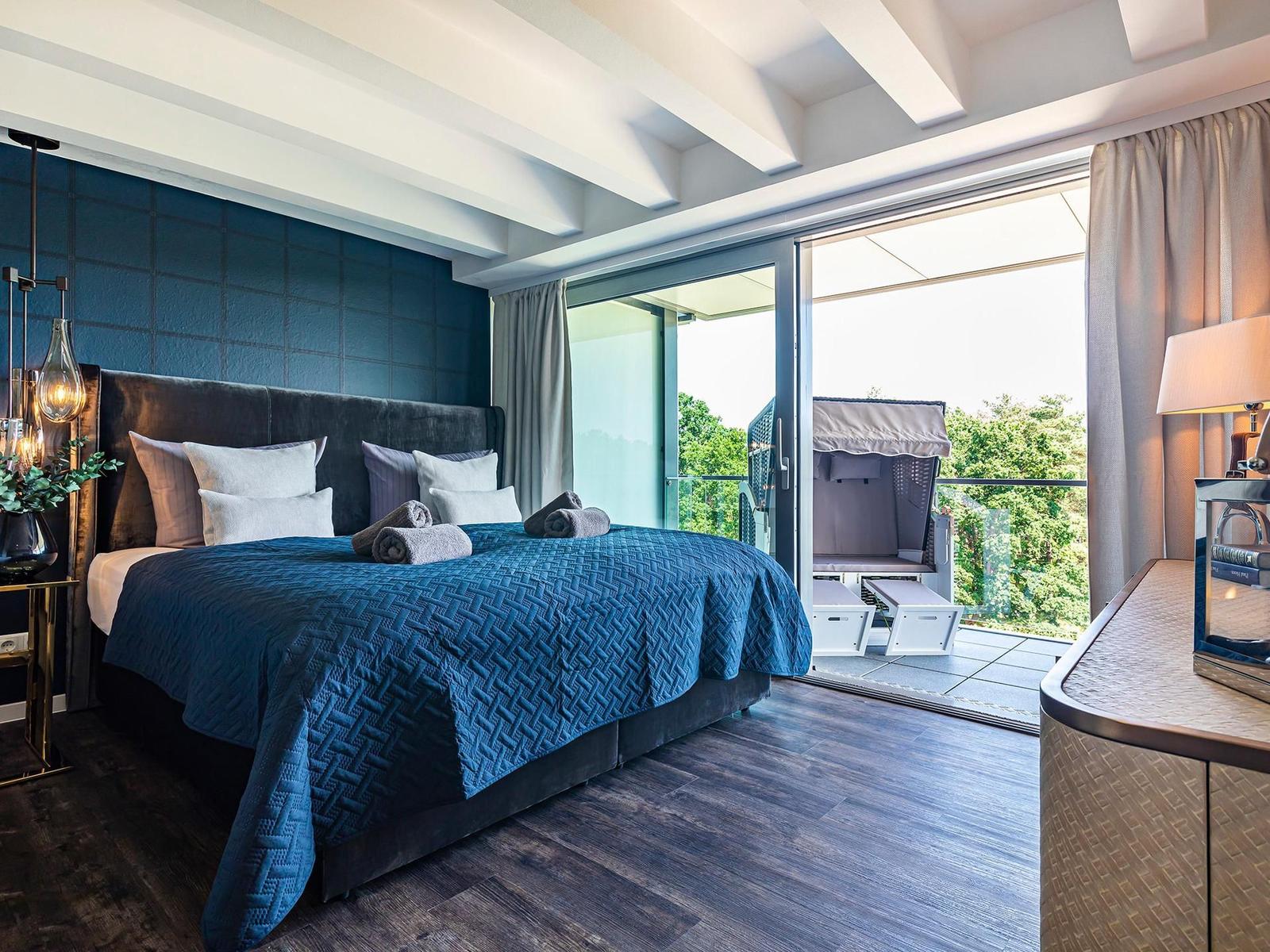 Schlafzimmer 1: Doppelbett (180x200), TV, freistehende Badewanne, Zugang zum Balkon