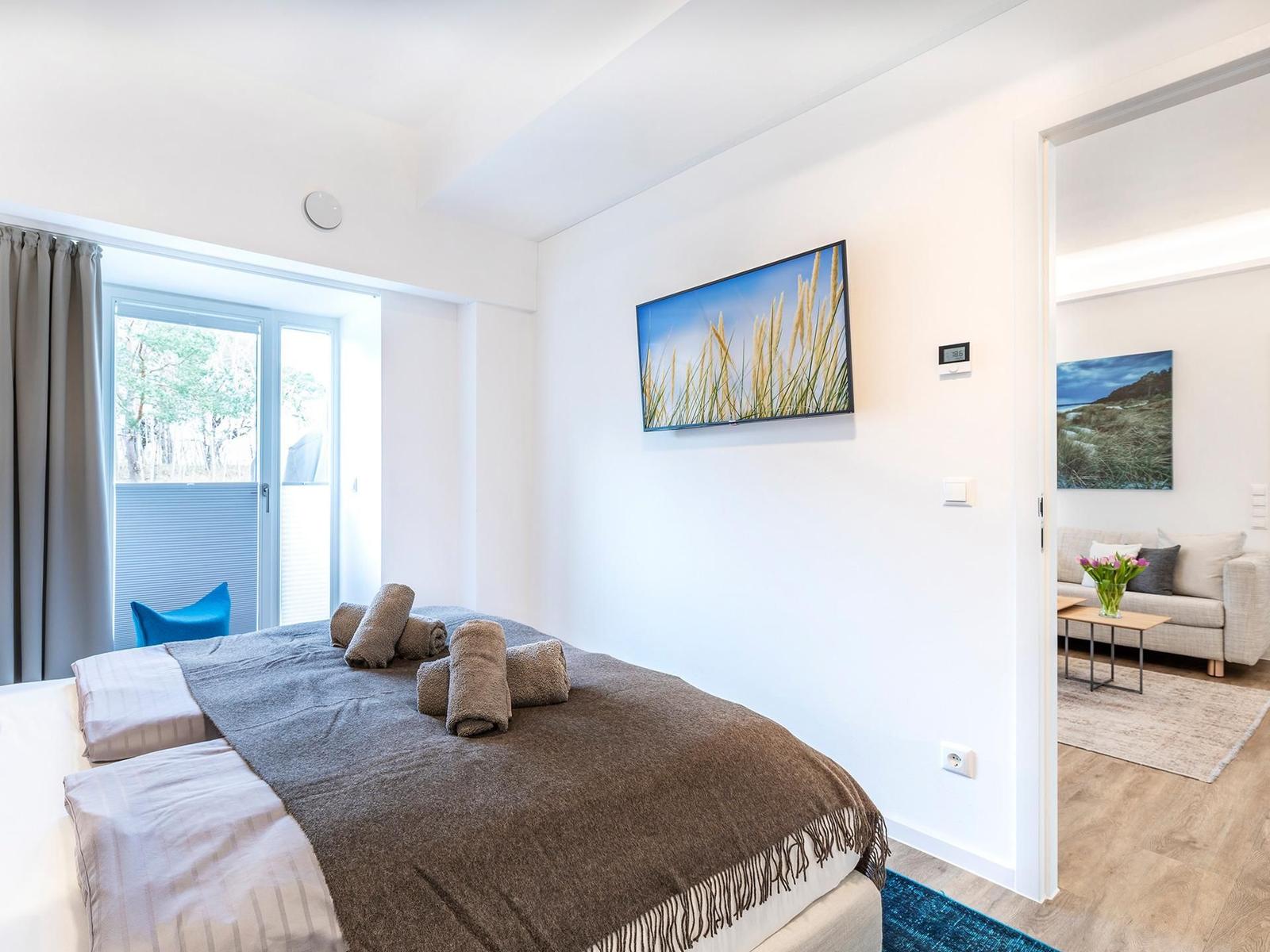 Schlafzimmer 1: Doppelbett (180x200), TV
