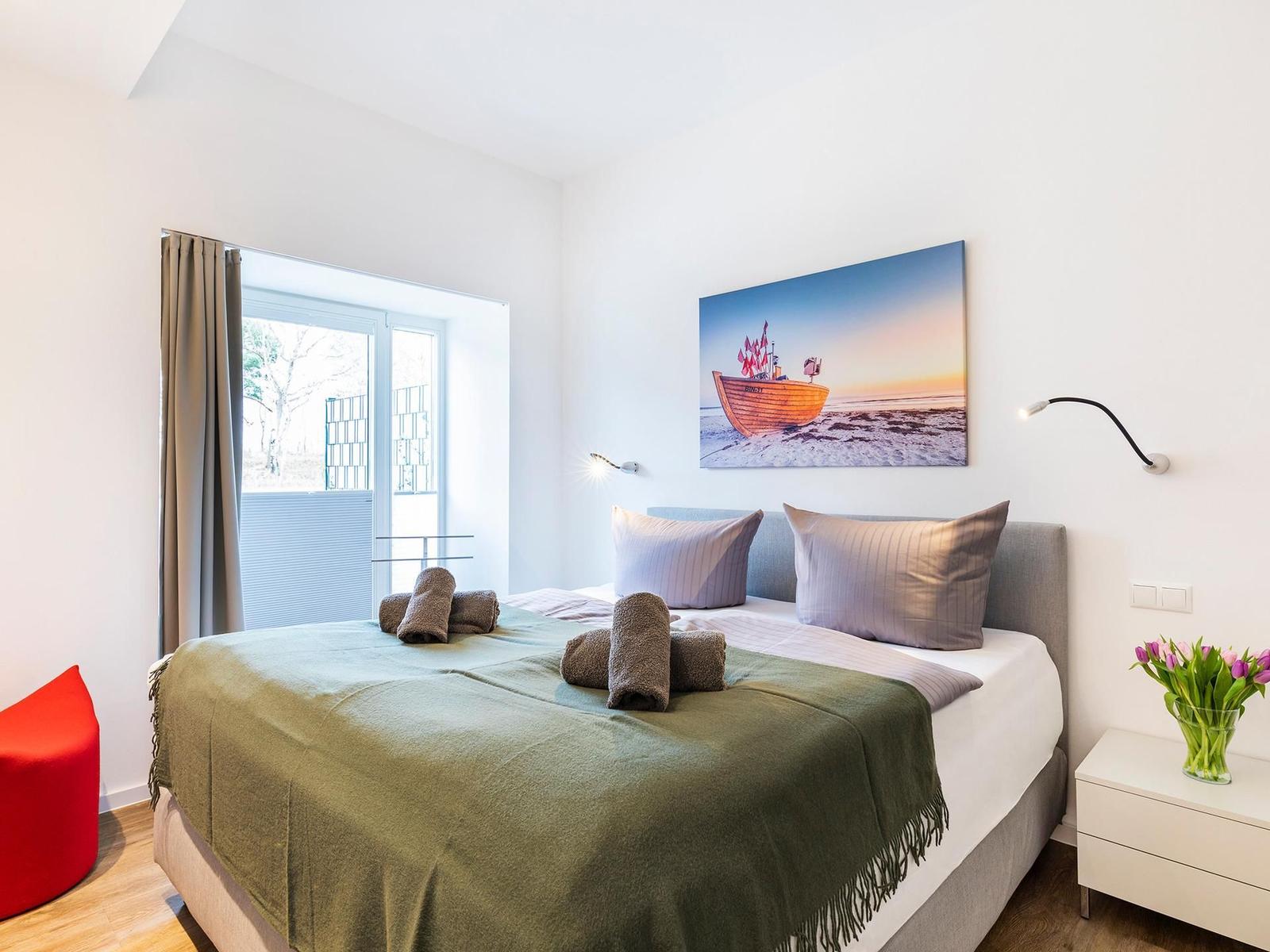 Schlafzimmer 2: Doppelbett (180x200), TV