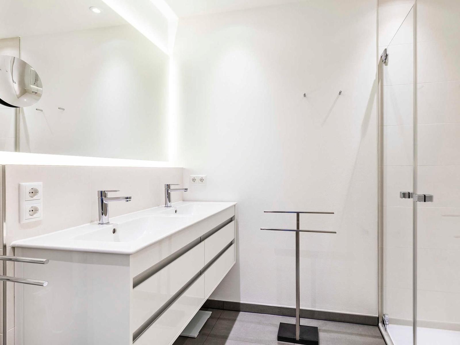 Badezimmer 1 und 2: Dusche, WC, Haartrockner