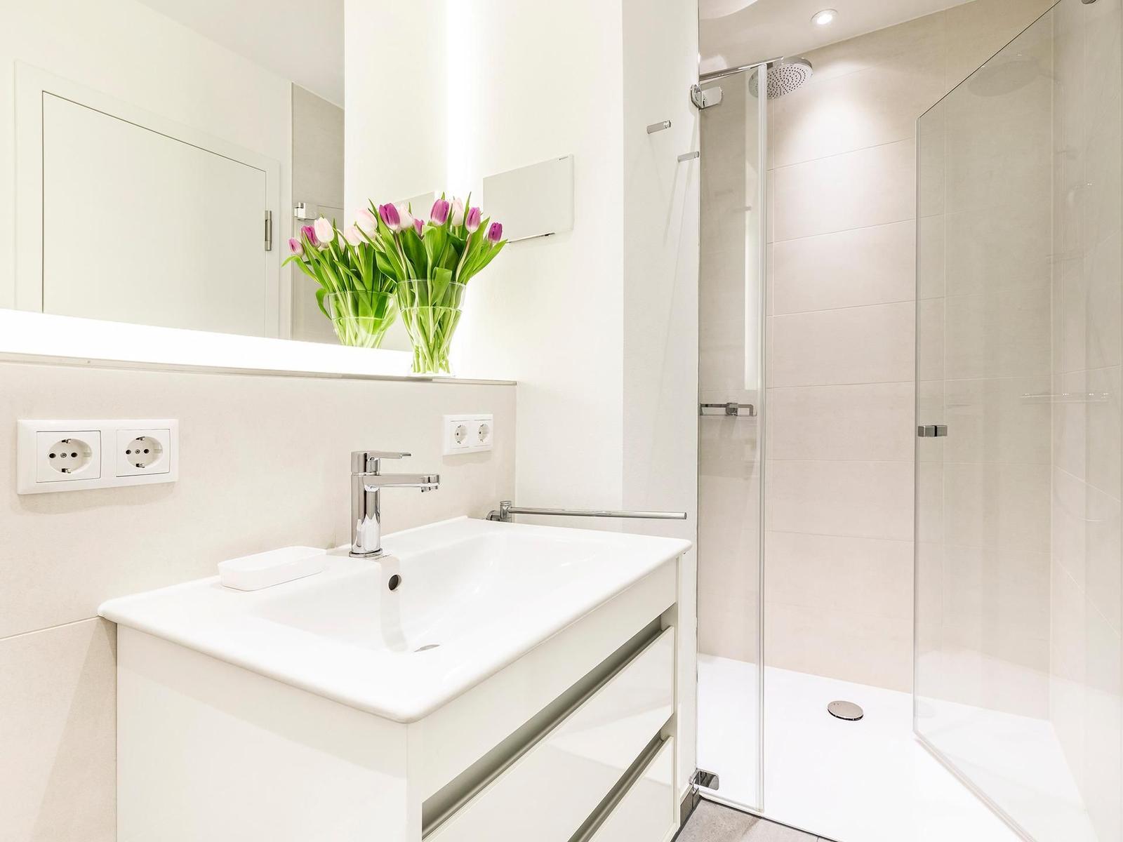 Badezimmer 1 und 2: Dusche, WC, Haartrockner