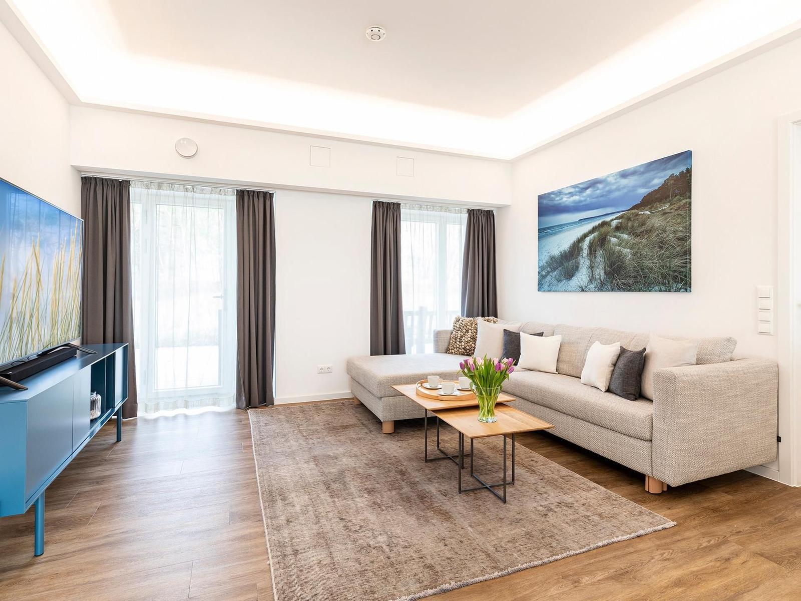 Wohn/Essbereich: Sofa, Sitzbereich, Essbereich, TV, Zugang zur Terrasse