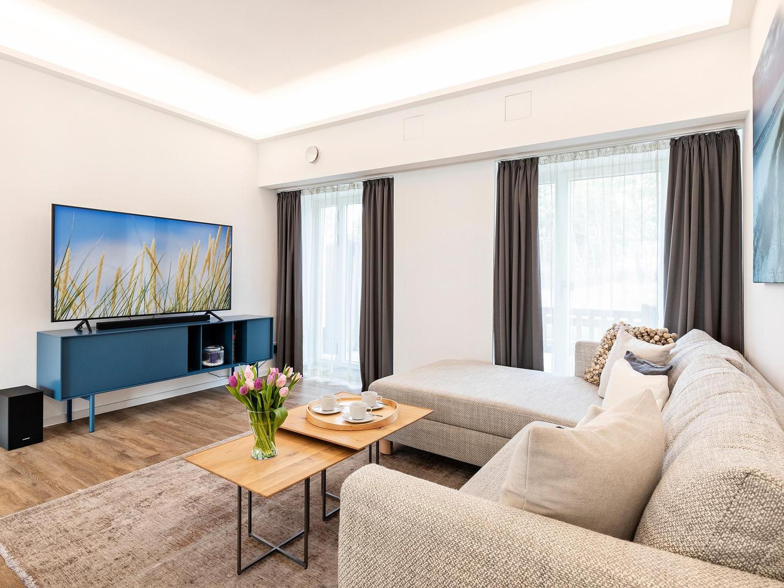 Wohn/Essbereich: Sofa, Sitzbereich, Essbereich, TV, Zugang zur Terrasse