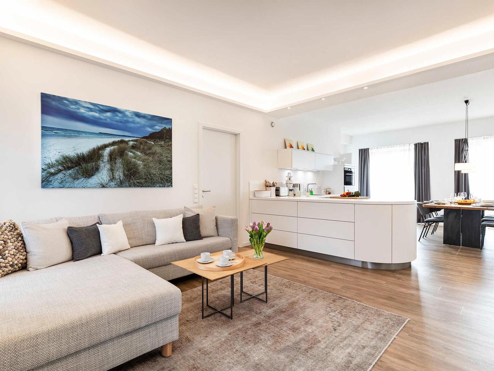 Wohn/Essbereich: Sofa, Sitzbereich, Essbereich, TV, Zugang zur Terrasse