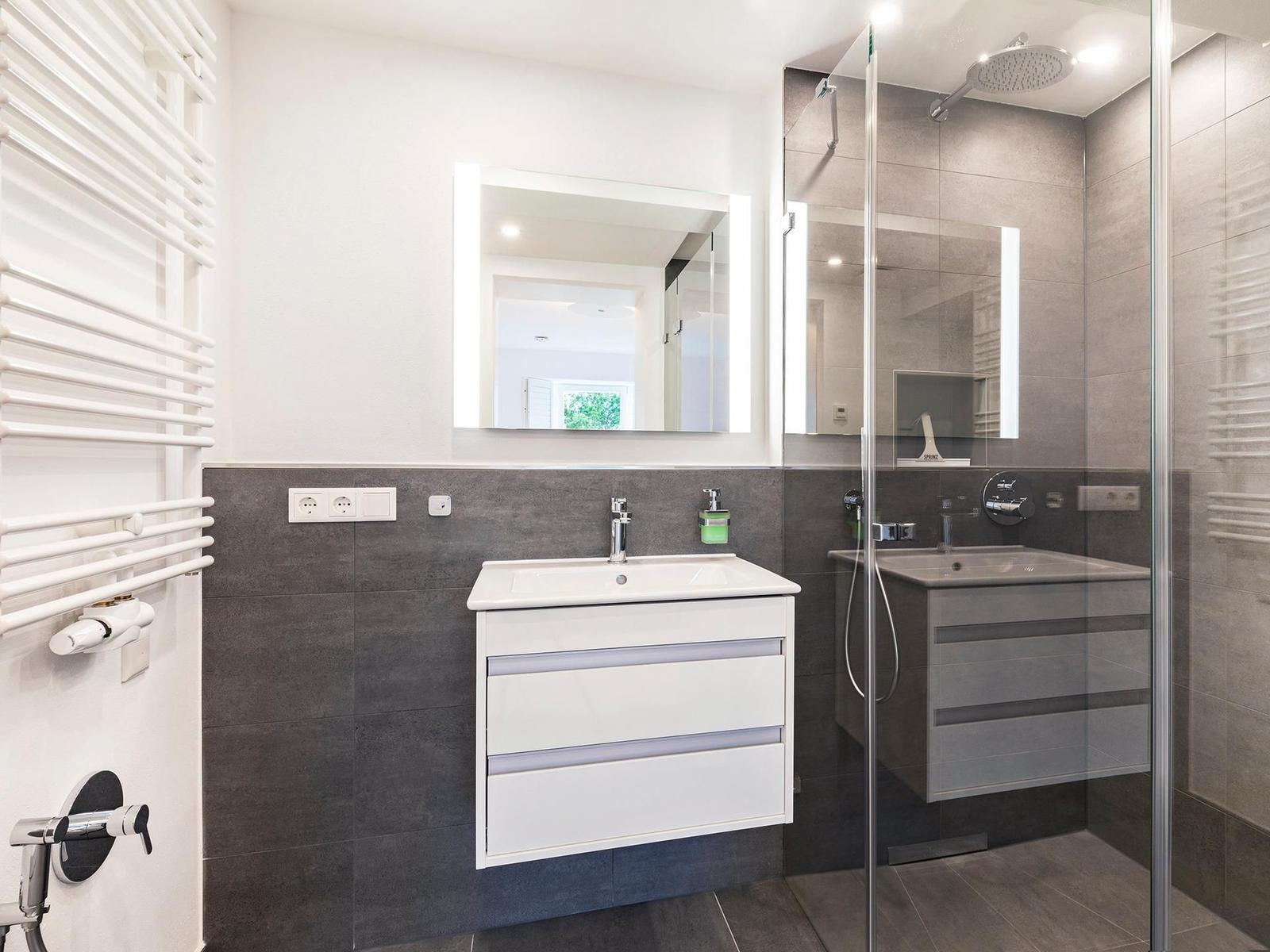 Badezimmer 1: Regendusche, WC, Badewanne und Föhn