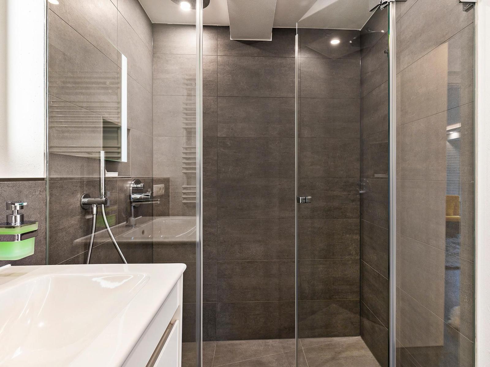 Badezimmer 2: Regendusche, WC