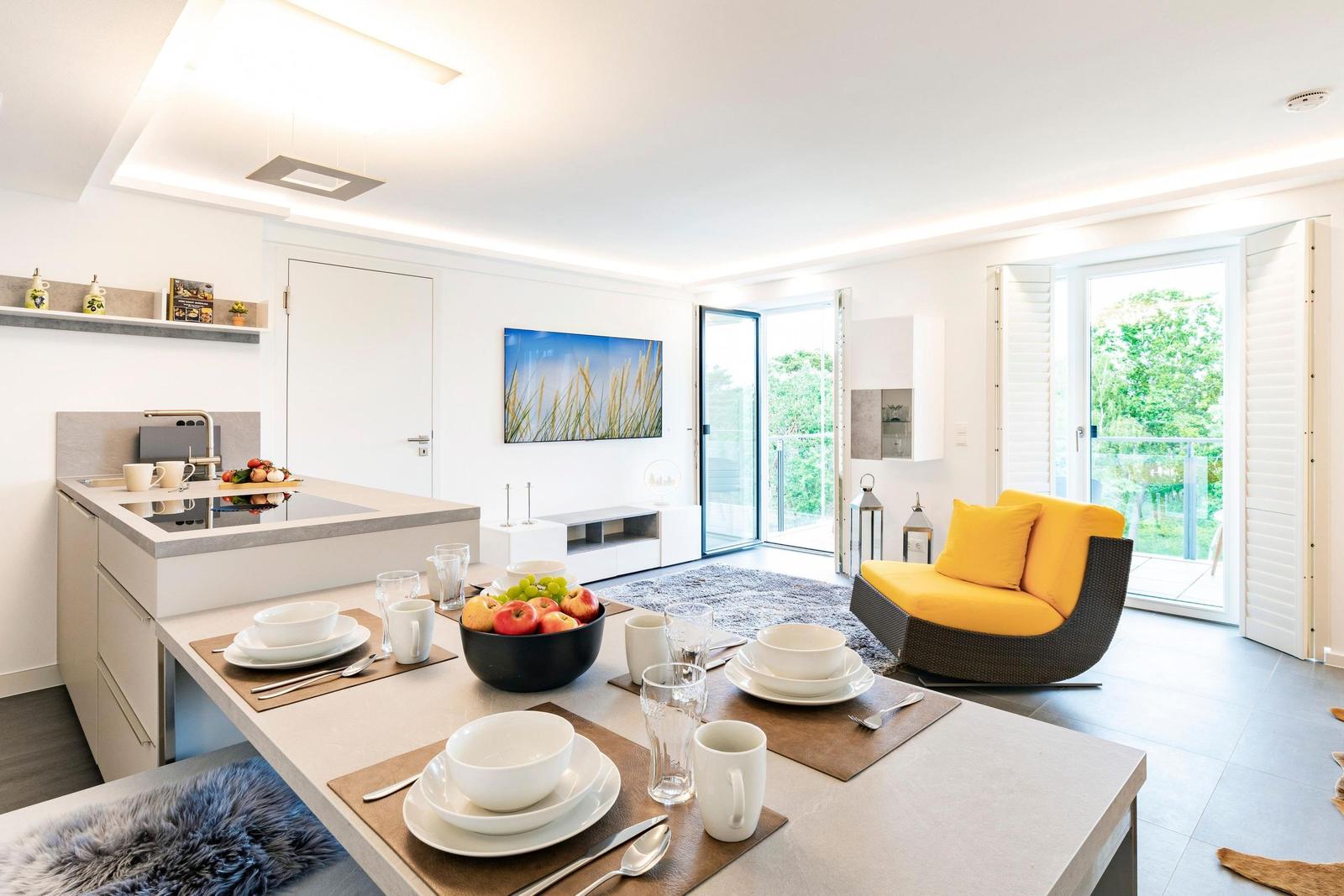 Wohn/Essbereich: TV, Zugang zum Balkon