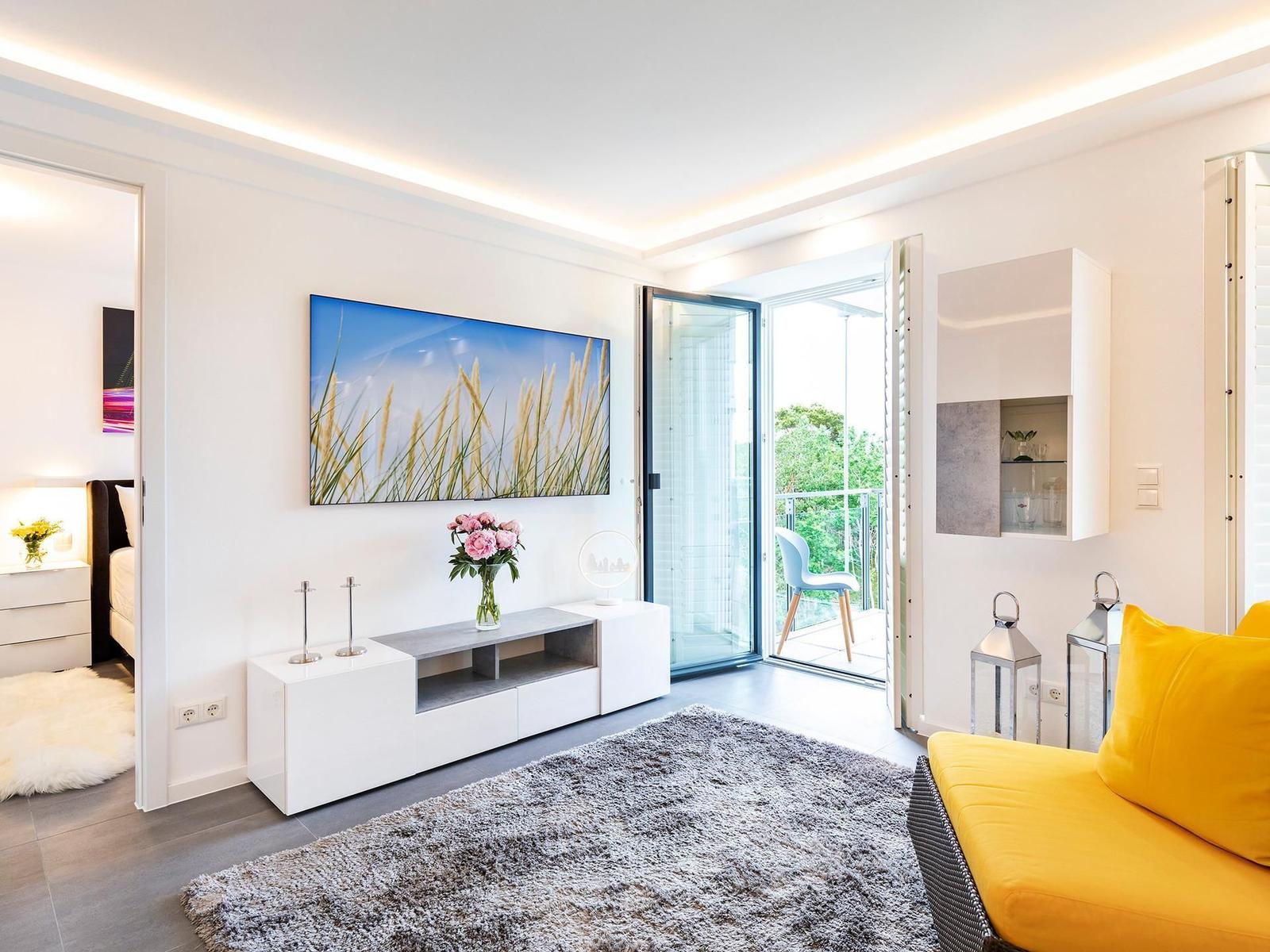 Wohn/Essbereich: TV, Zugang zum Balkon