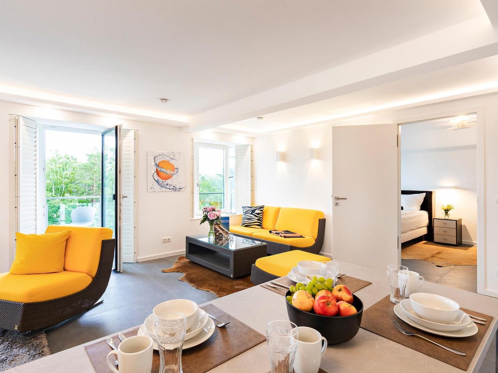Wohn/Essbereich: TV, Zugang zum Balkon