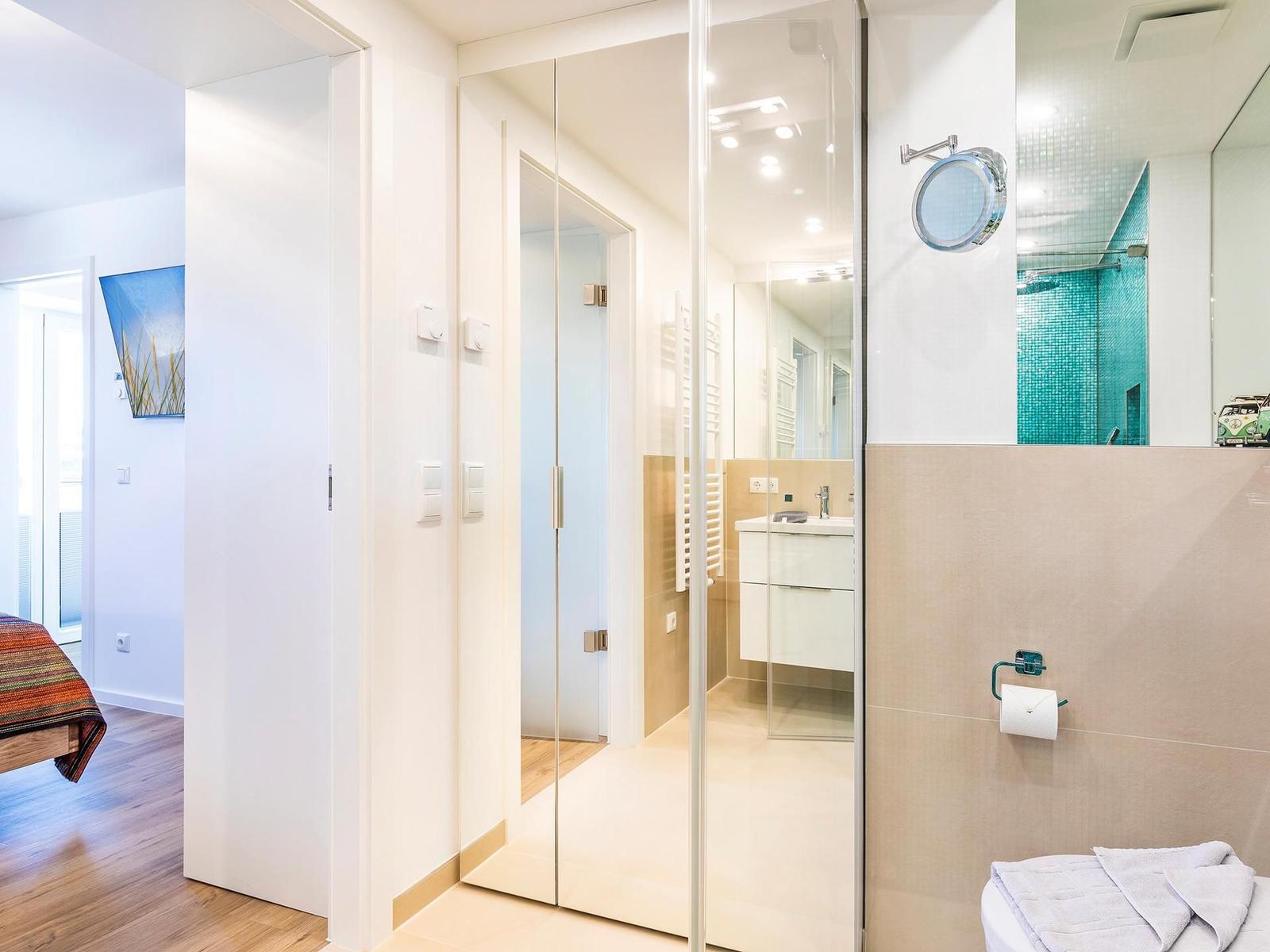 Zwei Duschbäder (en suite) jeweils mit Regendusche bodengleich, Handbrause mit Wechselstrahl, WC, Haartrockner, Handtuc