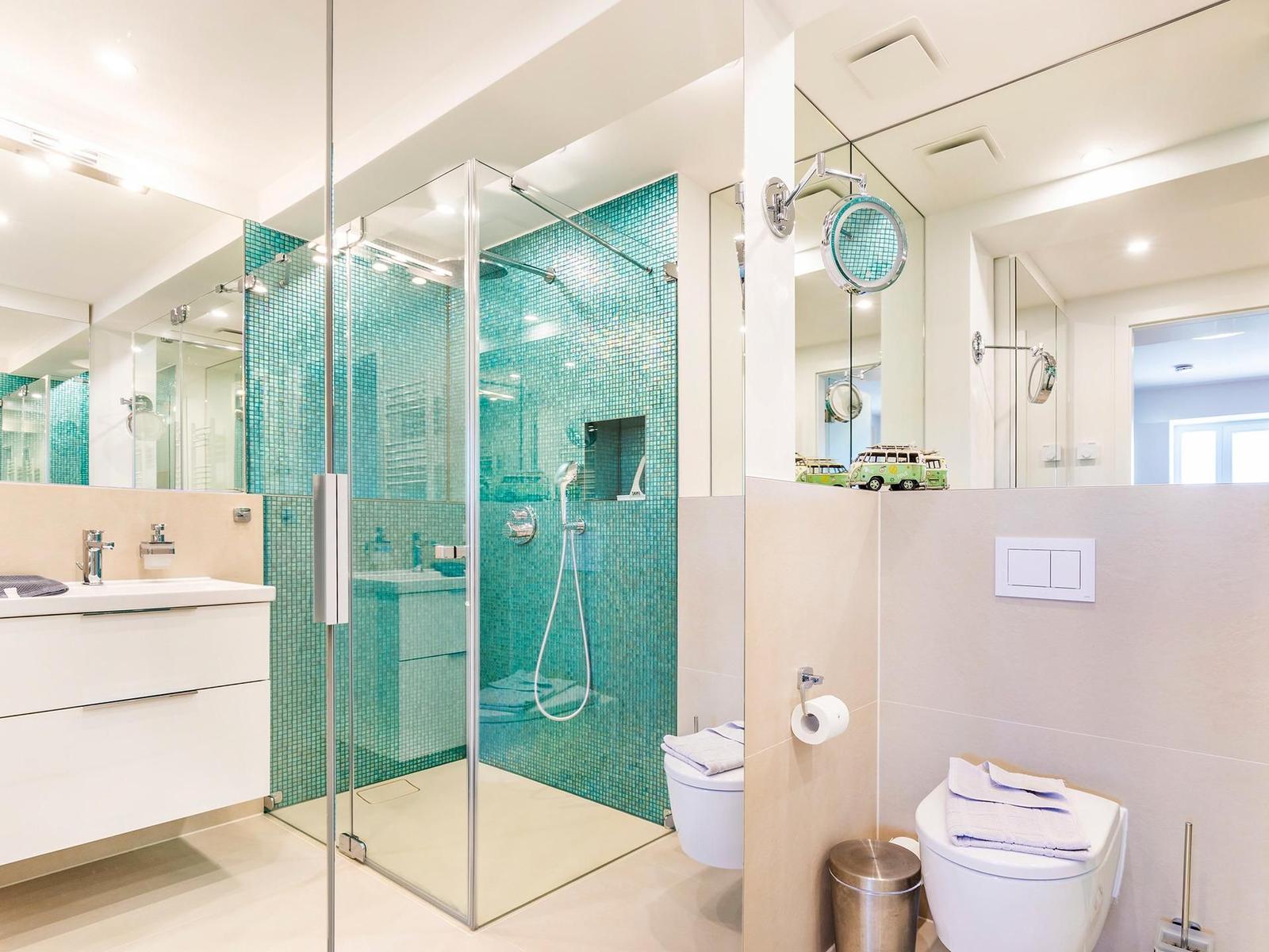 Zwei Duschbäder (en suite) jeweils mit Regendusche bodengleich, Handbrause mit Wechselstrahl, WC, Haartrockner, Handtuc