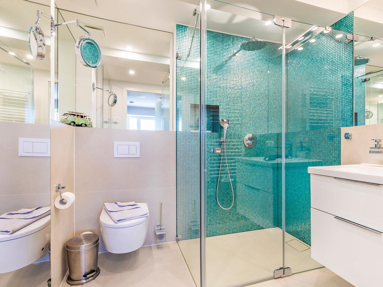 Zwei Duschbäder (en suite) jeweils mit Regendusche bodengleich, Handbrause mit Wechselstrahl, WC, Haartrockner, Handtuc