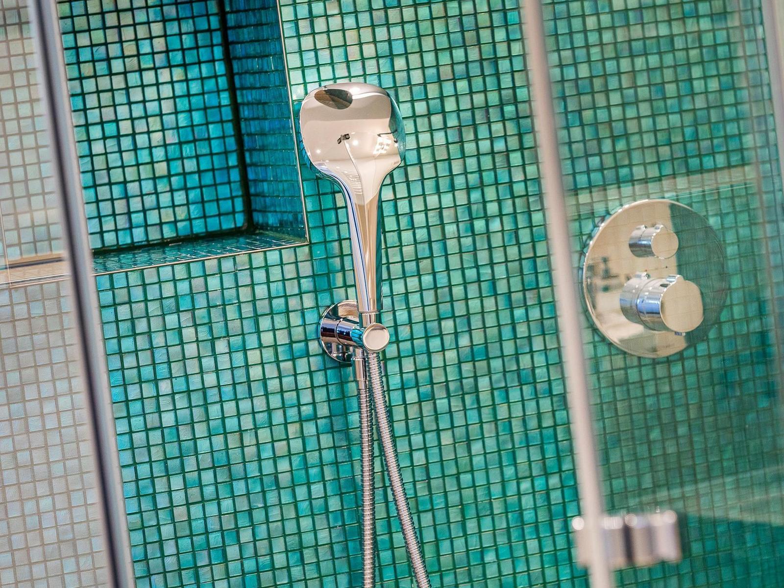 Zwei Duschbäder (en suite) jeweils mit Regendusche bodengleich, Handbrause mit Wechselstrahl, WC, Haartrockner, Handtuc