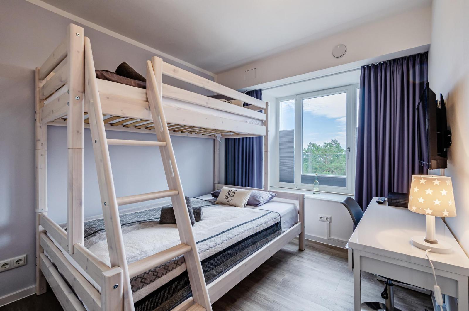Schlafzimmer 2: Etagenbett (oben: 90x200 - unten:140x200), Xbox-OneX-Konsole