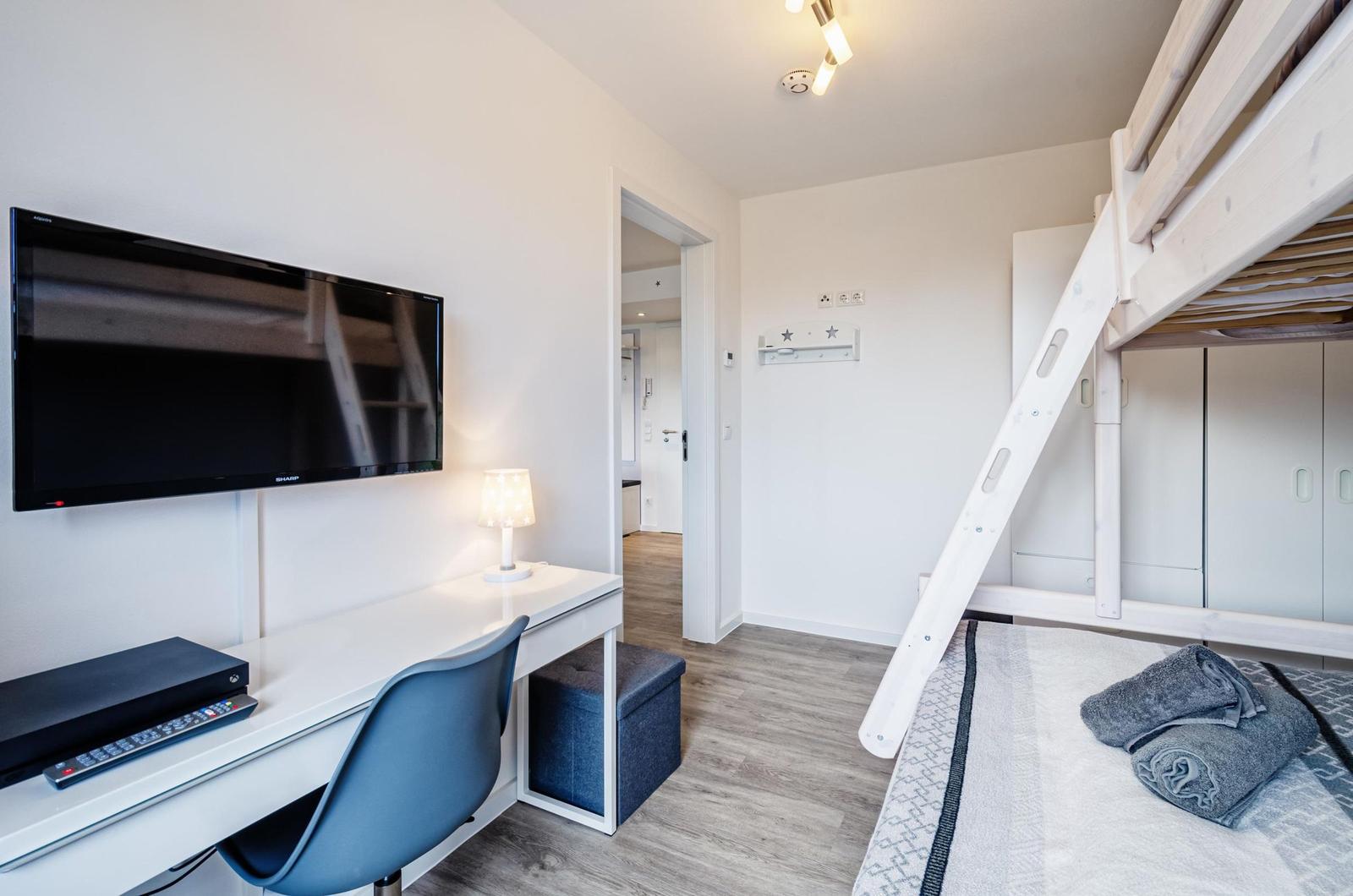 Schlafzimmer 2: Etagenbett (oben: 90x200 - unten:140x200), Xbox-OneX-Konsole