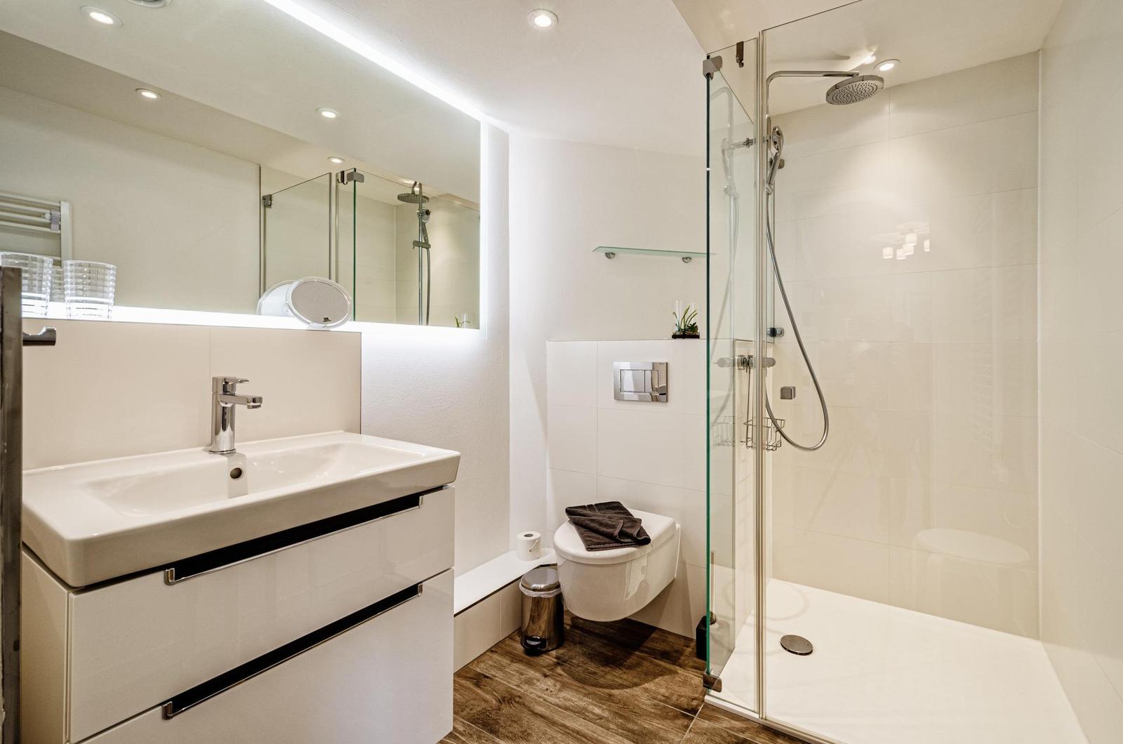 Badezimmer: Dusche, WC
