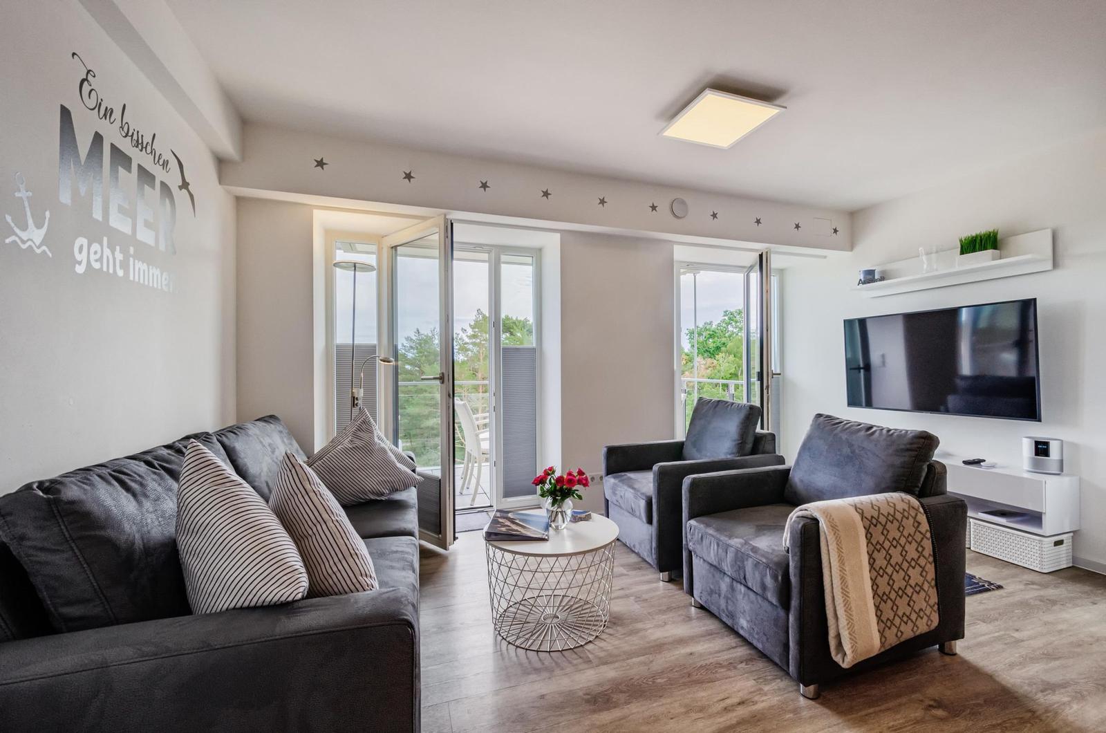 Wohn/Essbereich: Sofa, Sitzbereich, Essbereich, TV, Zugang zum Balkon