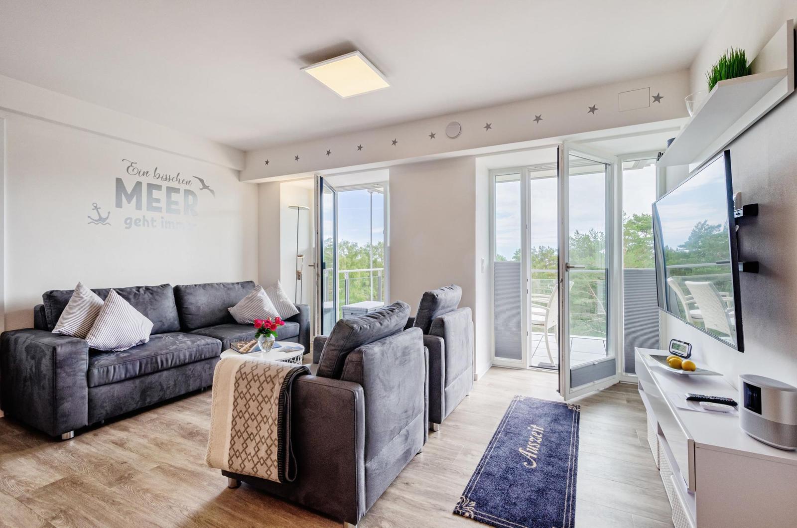 Wohn/Essbereich: Sofa, Sitzbereich, Essbereich, TV, Zugang zum Balkon