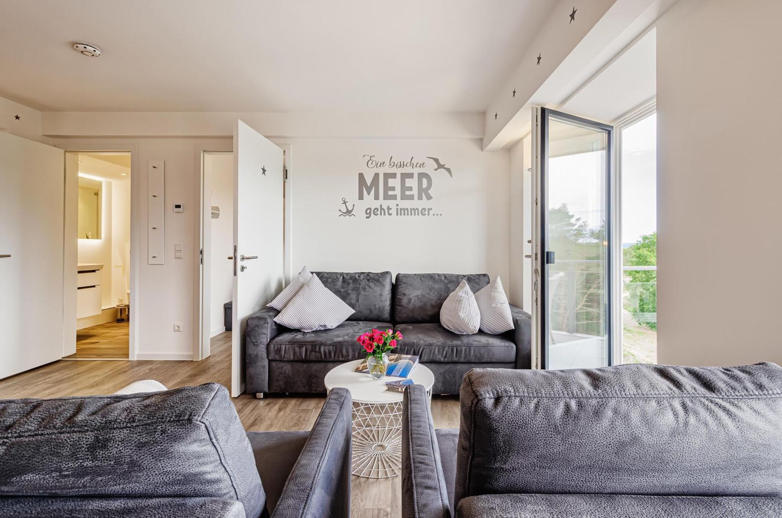 Wohn/Essbereich: Sofa, Sitzbereich, Essbereich, TV, Zugang zum Balkon