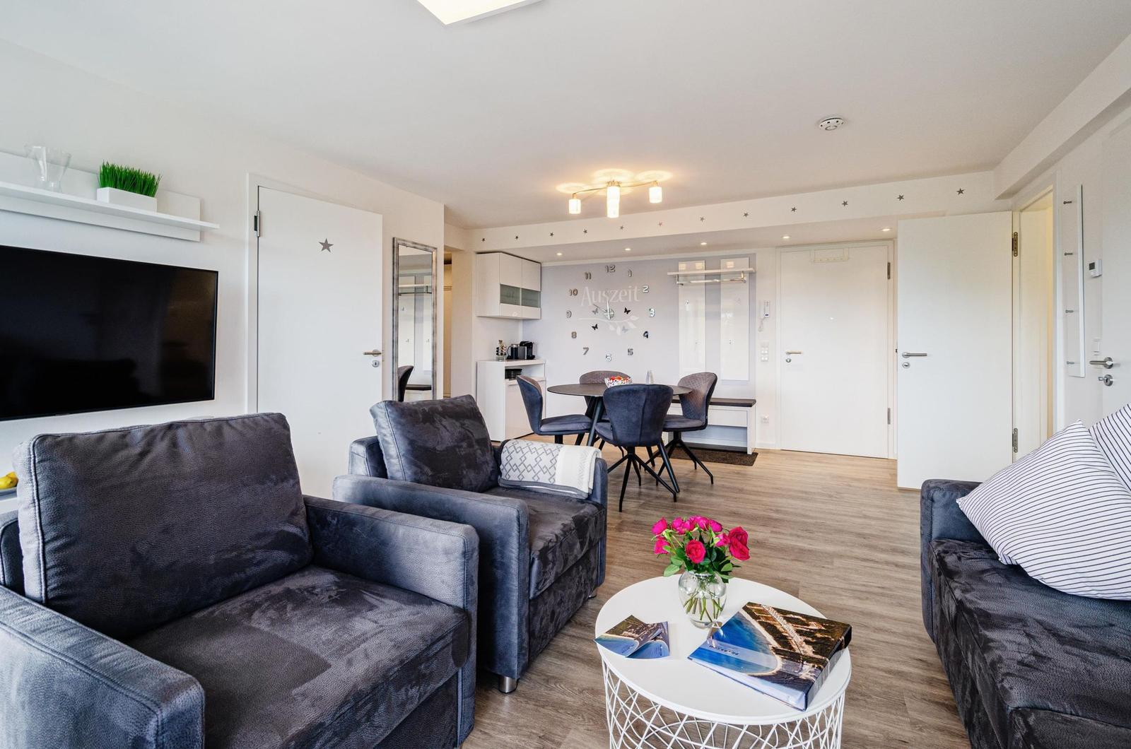 Wohn/Essbereich: Sofa, Sitzbereich, Essbereich, TV, Zugang zum Balkon