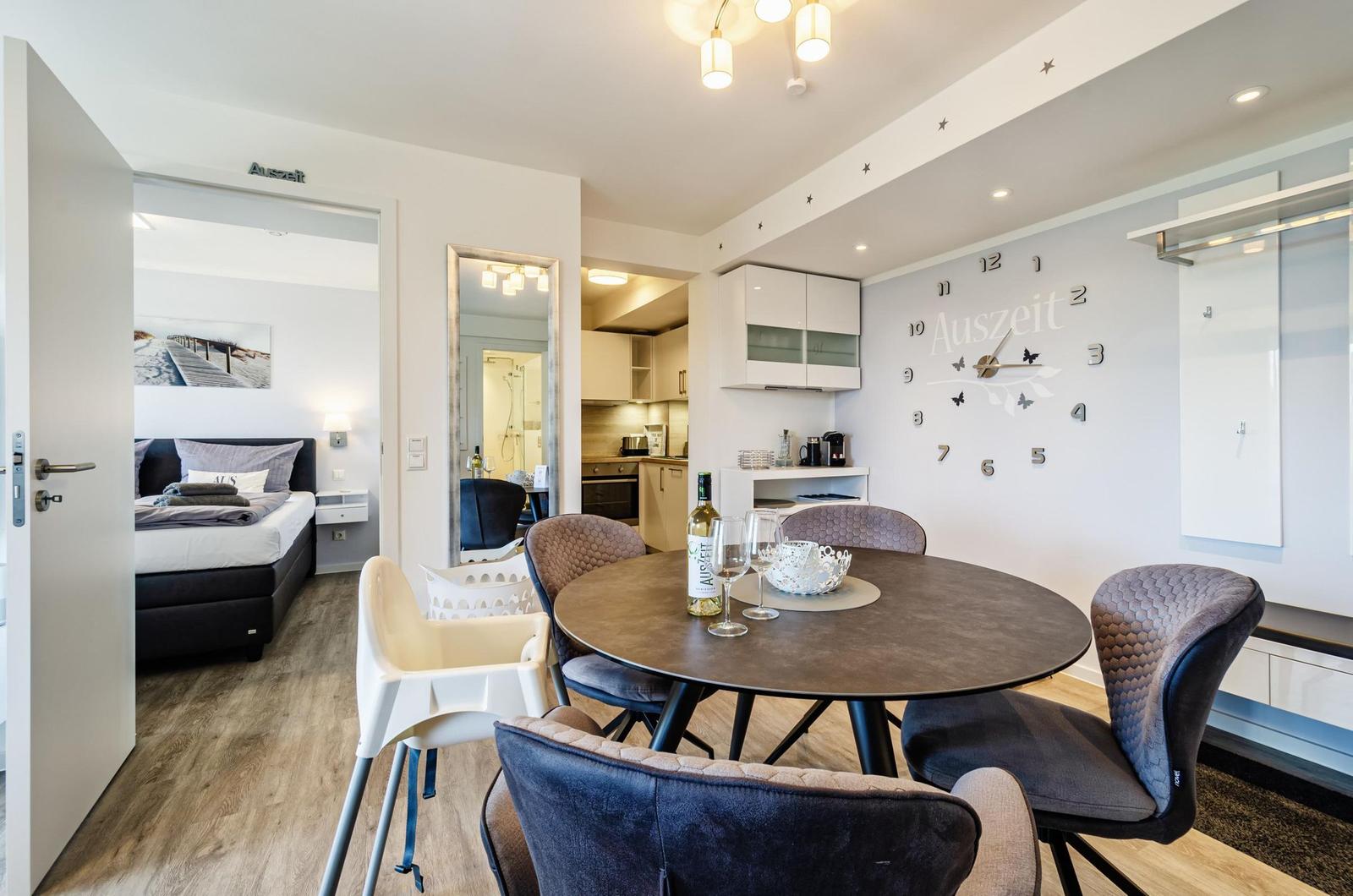 Wohn/Essbereich: Sofa, Sitzbereich, Essbereich, TV, Zugang zum Balkon