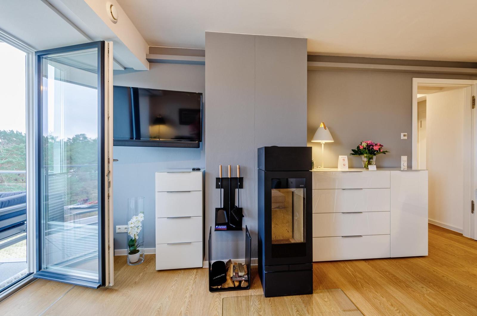 Wohn-/Essbereich: Sofa, TV (Magenta-TV, Netflix-fähig), Bluetooth-Soundbar, Echtholz-Kaminofen (Kaminholz ist nicht im L
