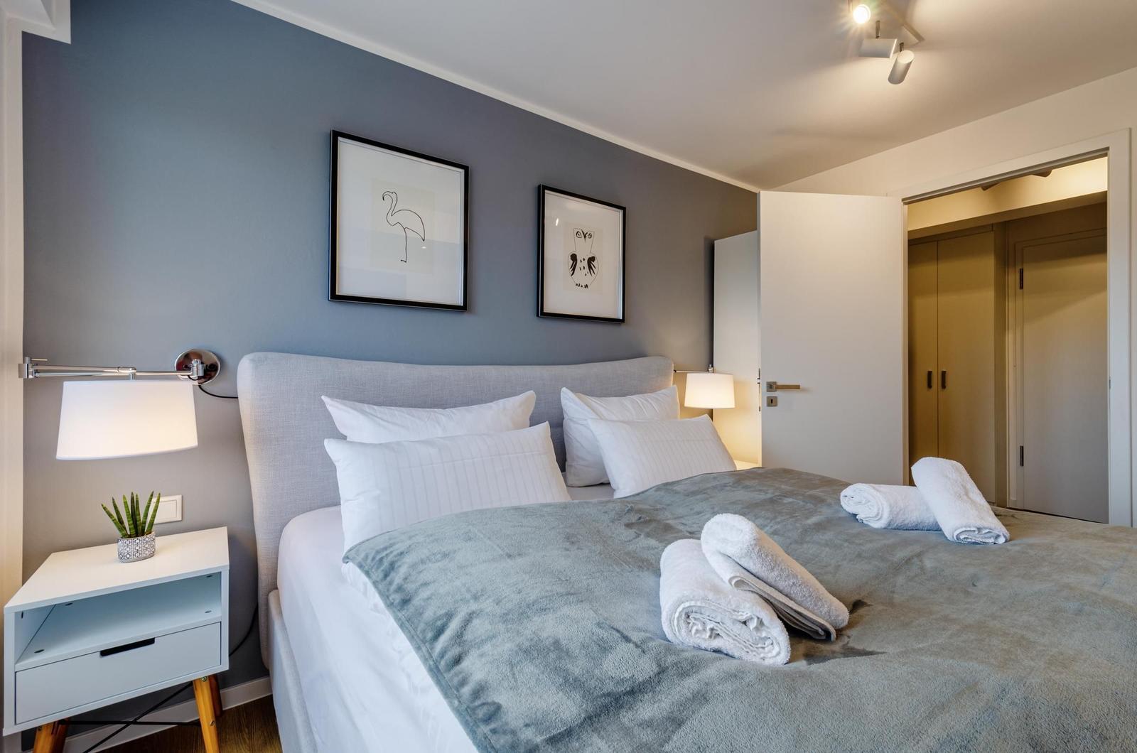 Schlafzimmer 1: Doppelbett (180x200), Smart-TV (Netflix-fähig)