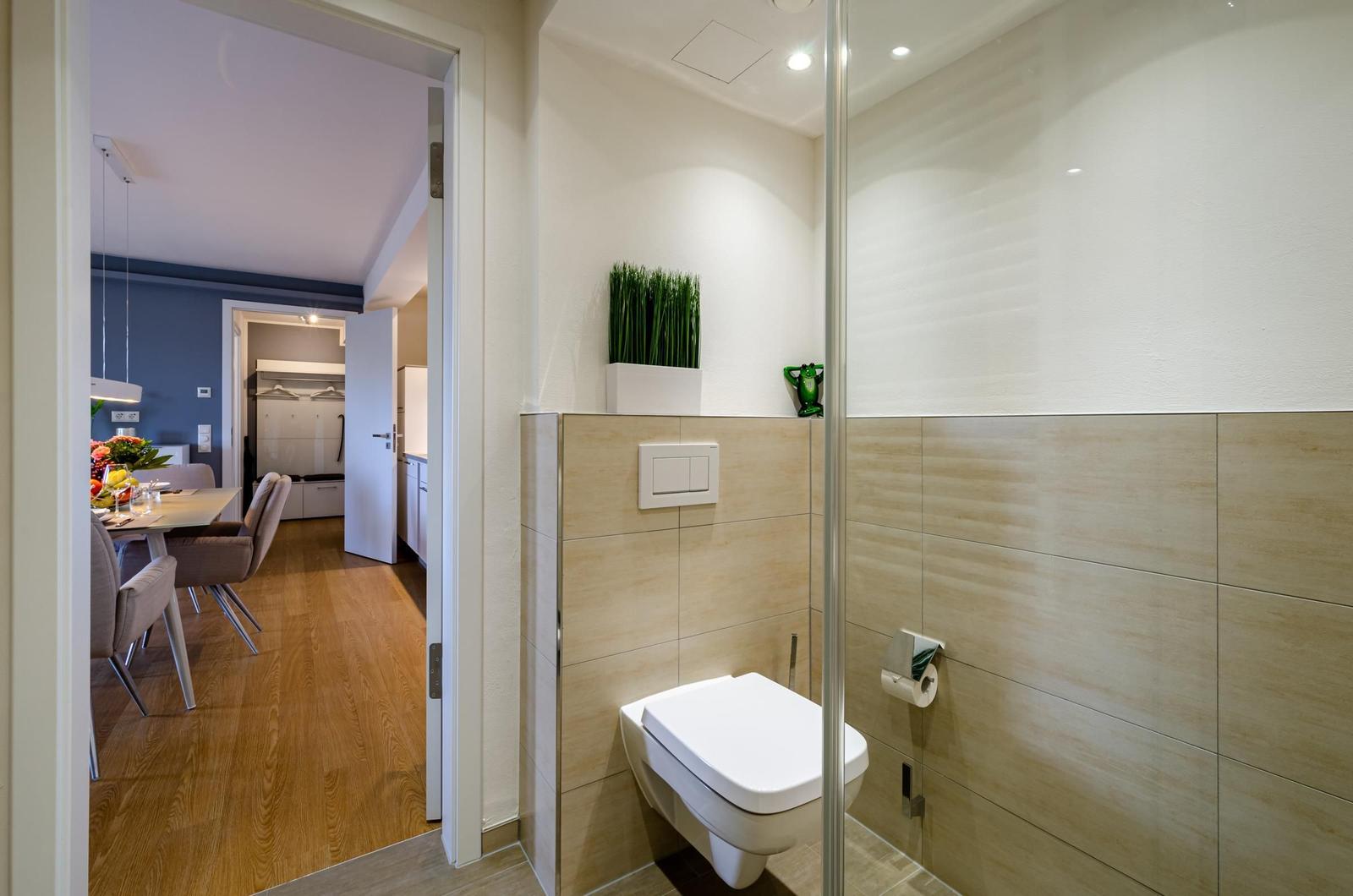 Badezimmer: Dusche, WC, Haartrockner