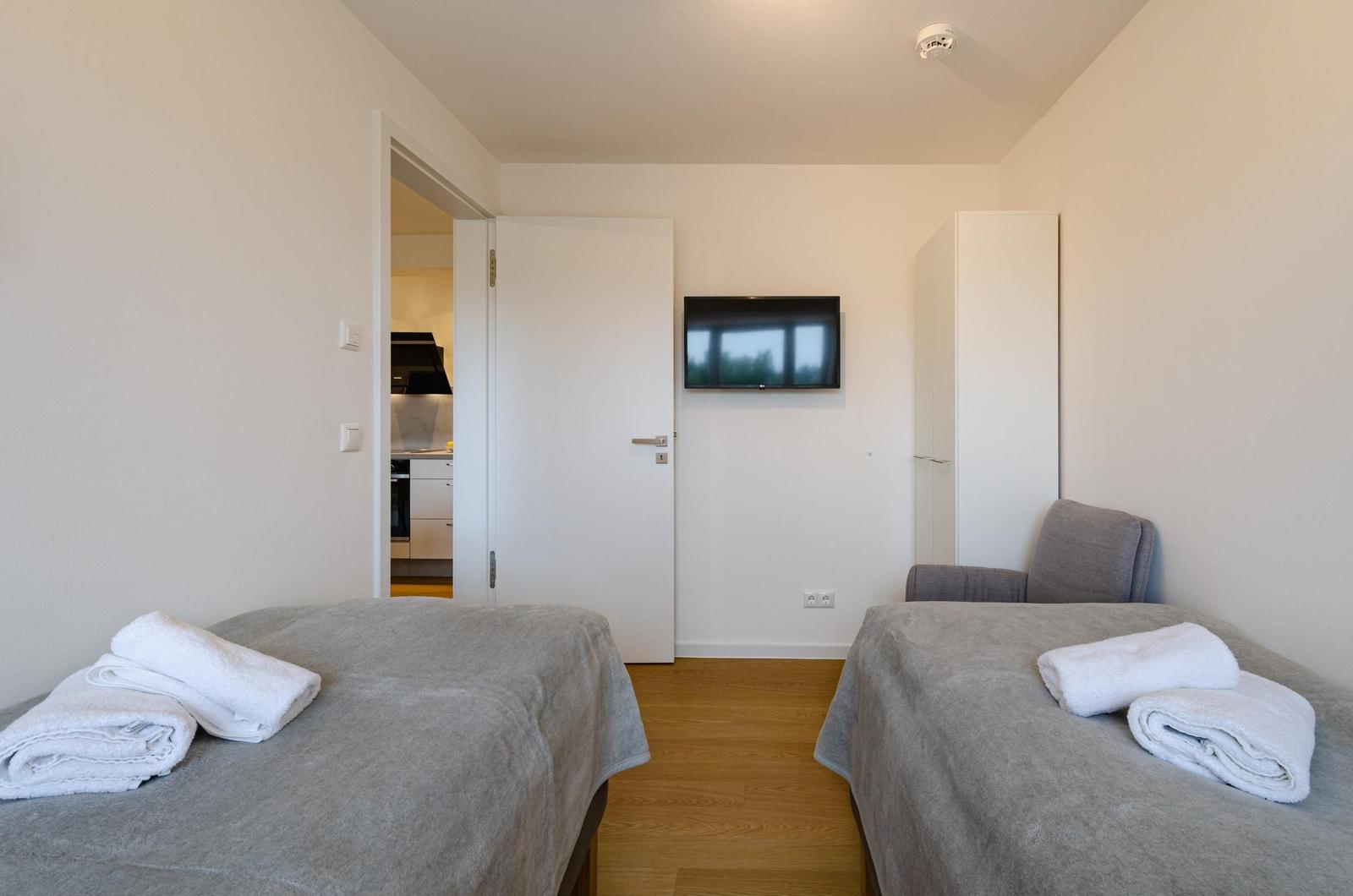 Schlafzimmer 2: Einzelbett (2 x 90 x200), Smart-TV (Netflix-fähig)