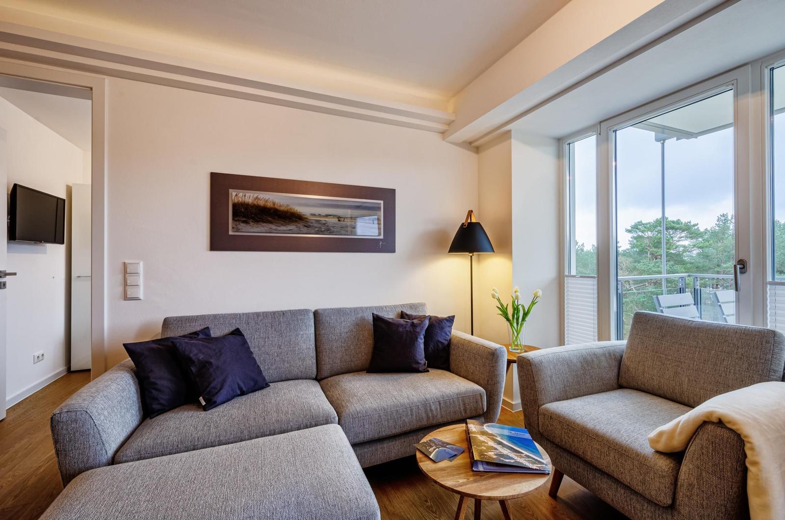 Wohn-/Essbereich: Sofa, TV (Magenta-TV, Netflix-fähig), Bluetooth-Soundbar, Echtholz-Kaminofen (Kaminholz ist nicht im L
