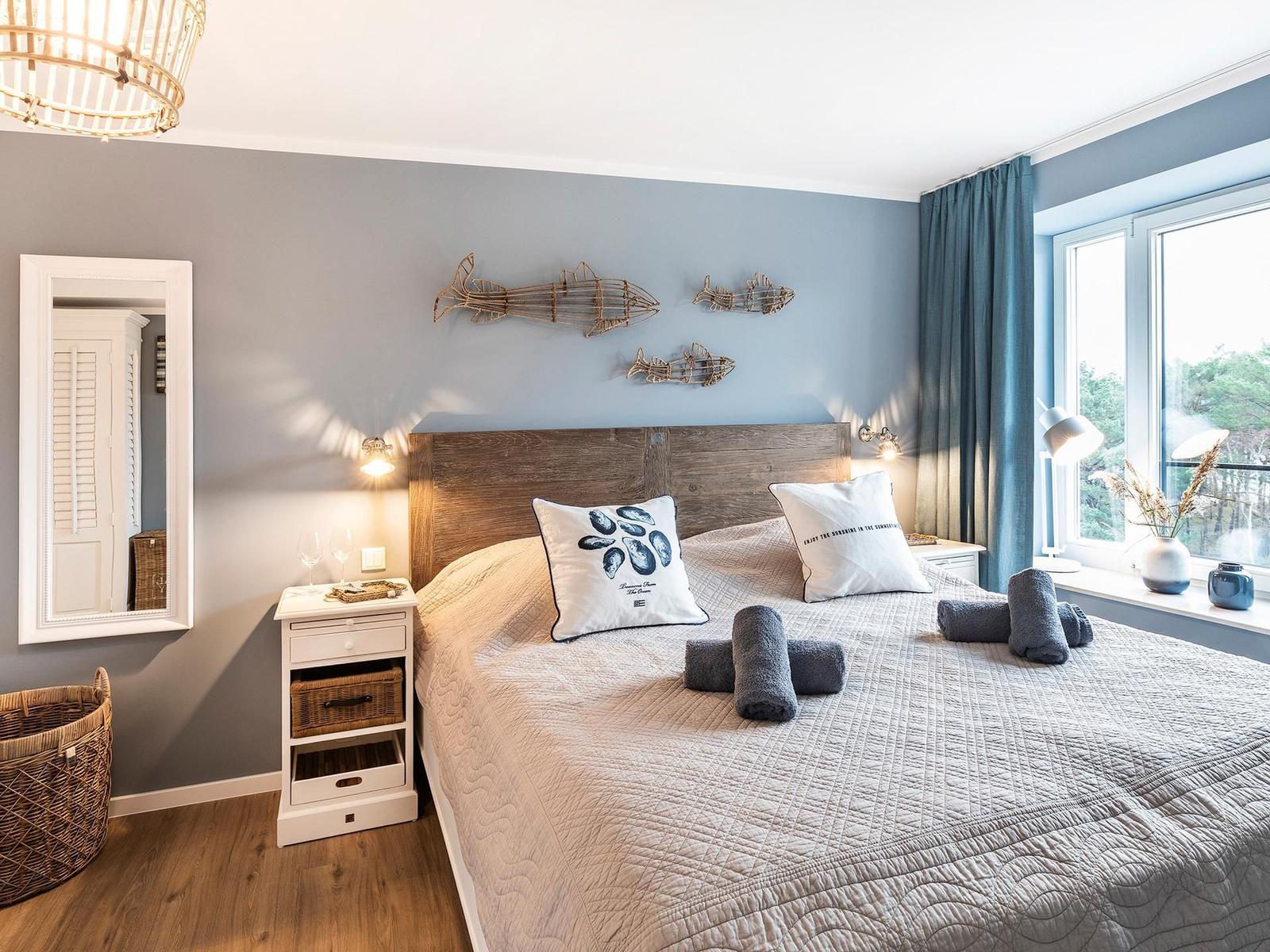 Schlafzimmer 1: Doppelbett (180x200), TV