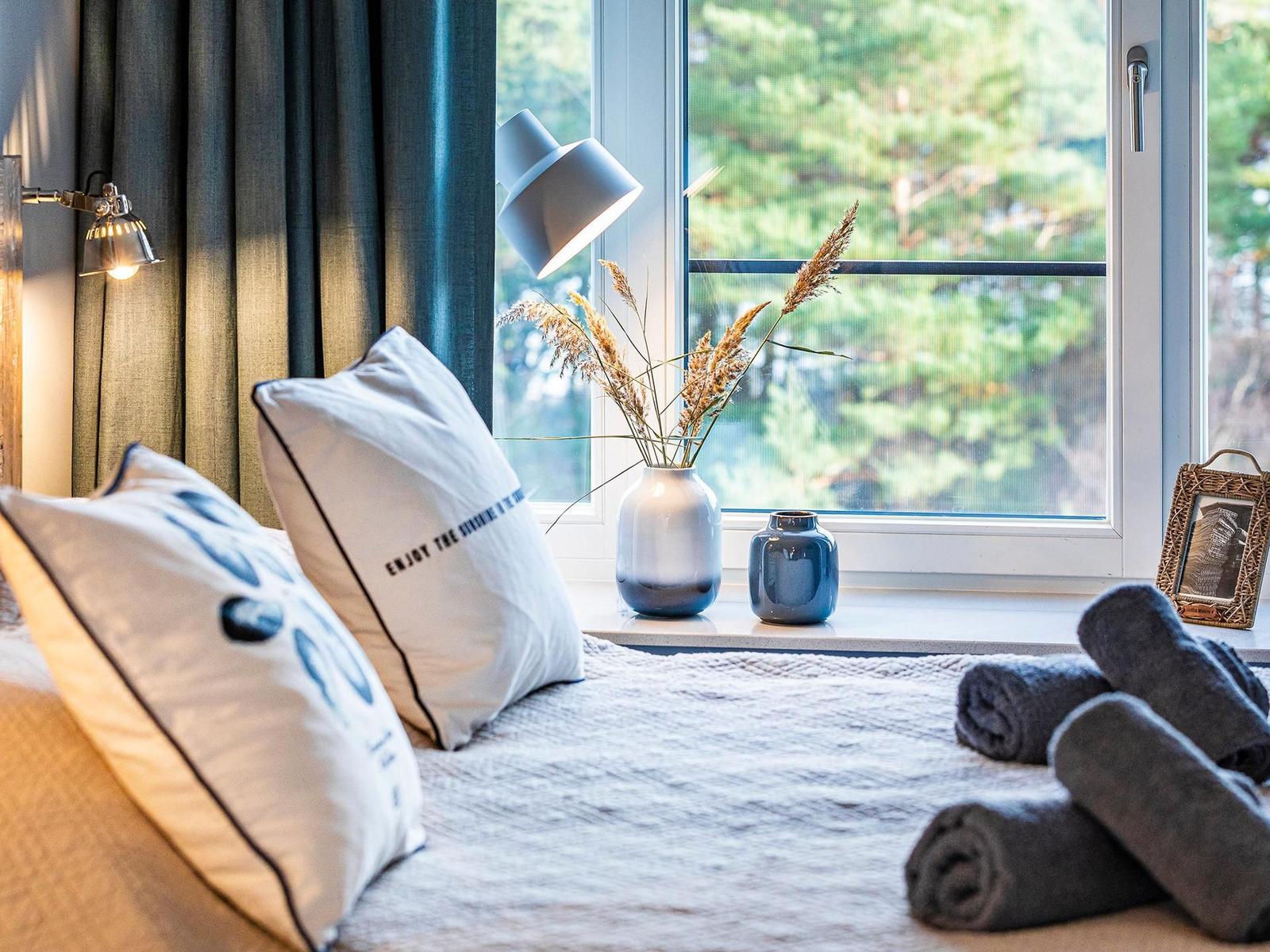 Schlafzimmer 1: Doppelbett (180x200), TV